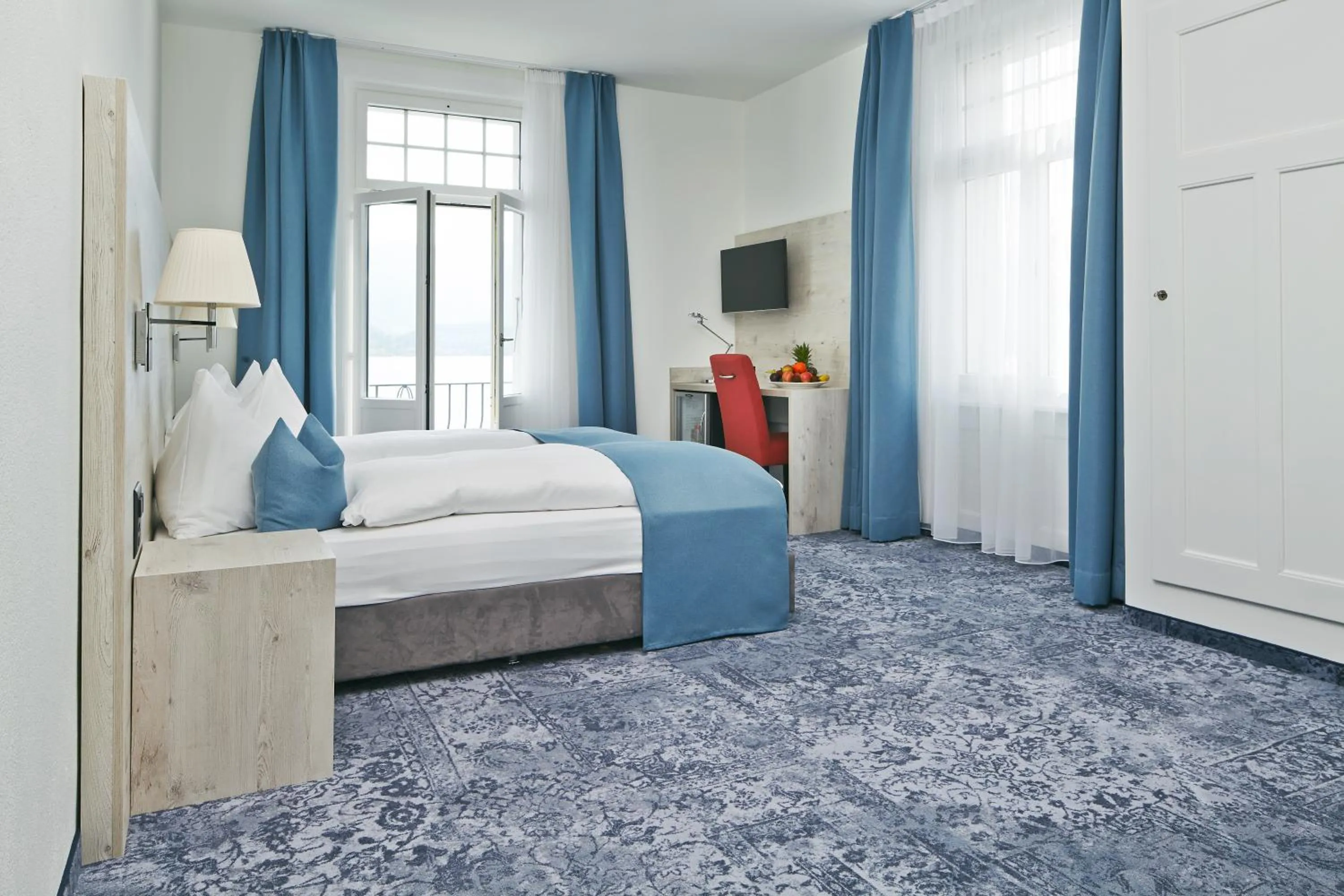 Photo of the whole room, Bed in Hotel Restaurant Bellevue au Lac