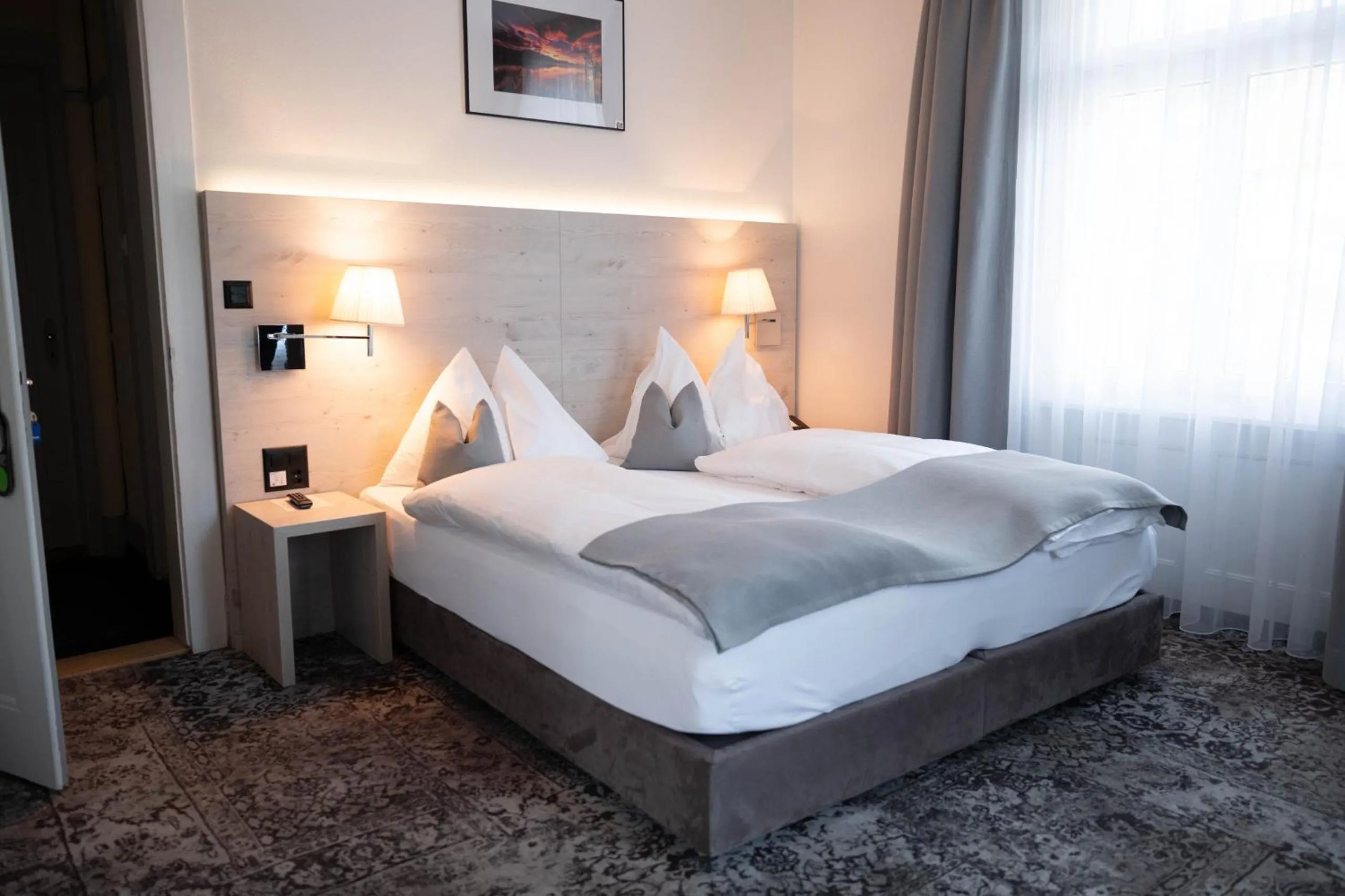 Photo of the whole room, Bed in Hotel Restaurant Bellevue au Lac