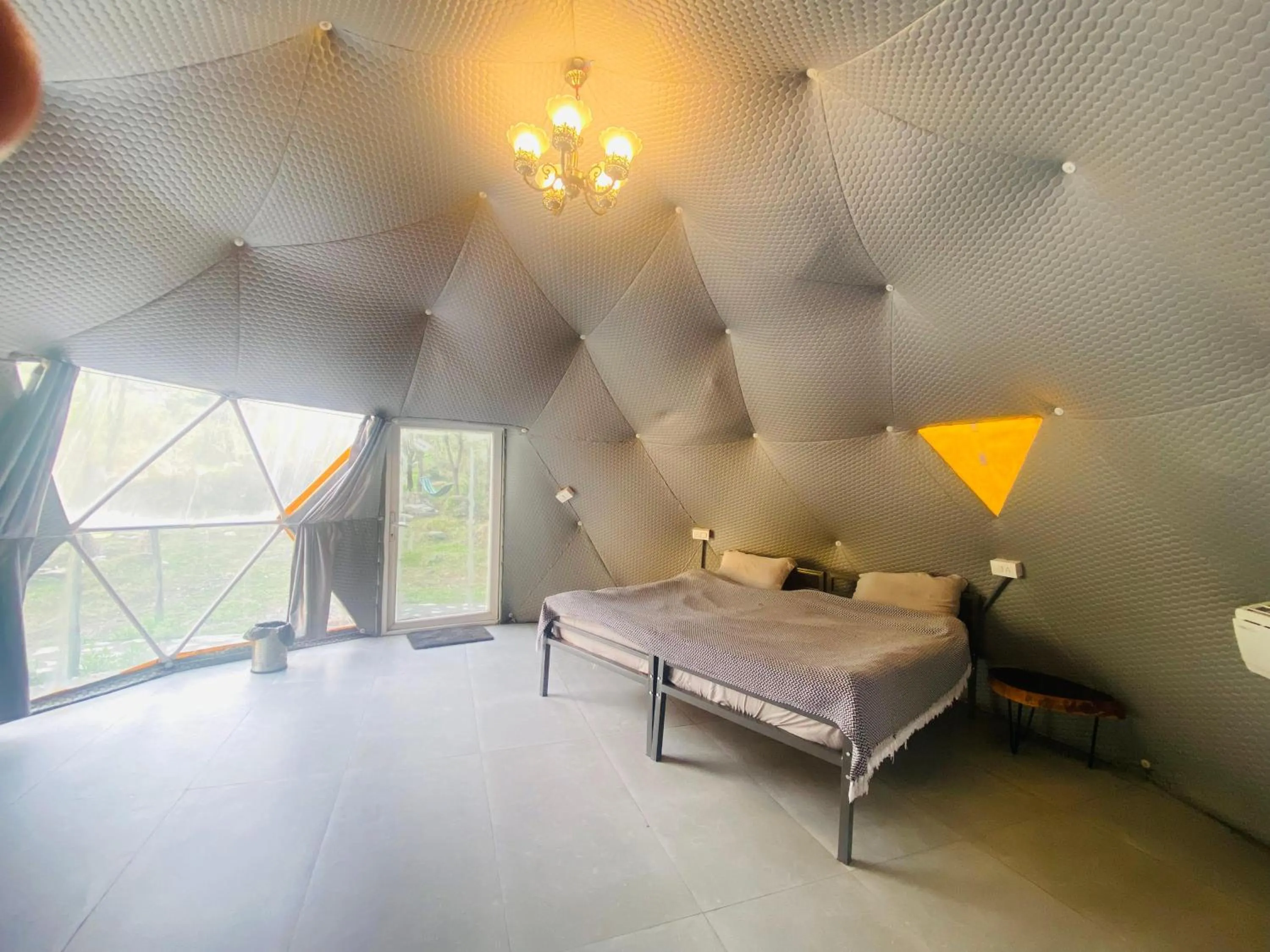 Bedroom, Bed in Whoopers Boutique Resort Jibhi