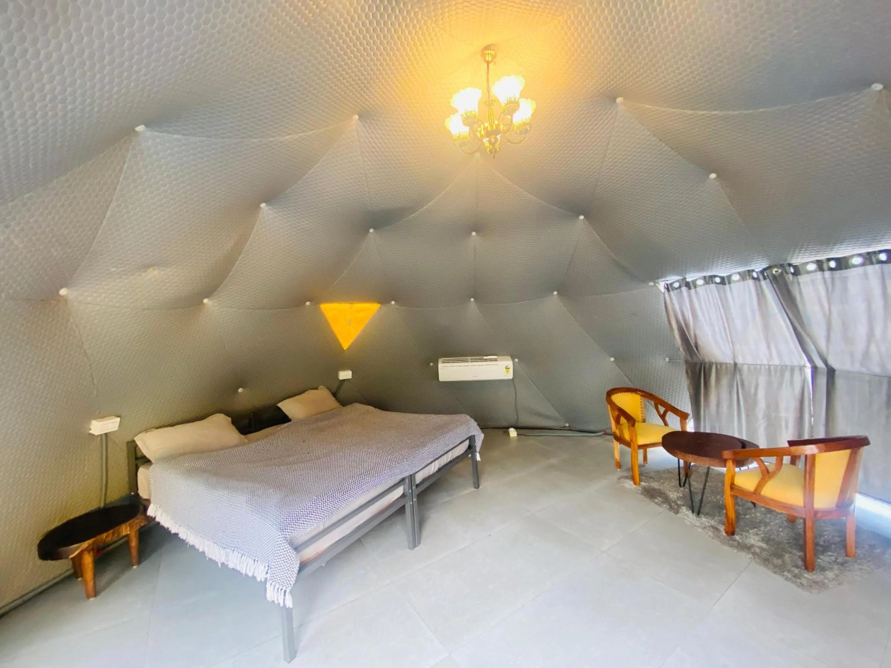 Photo of the whole room, Bed in Whoopers Boutique Resort Jibhi