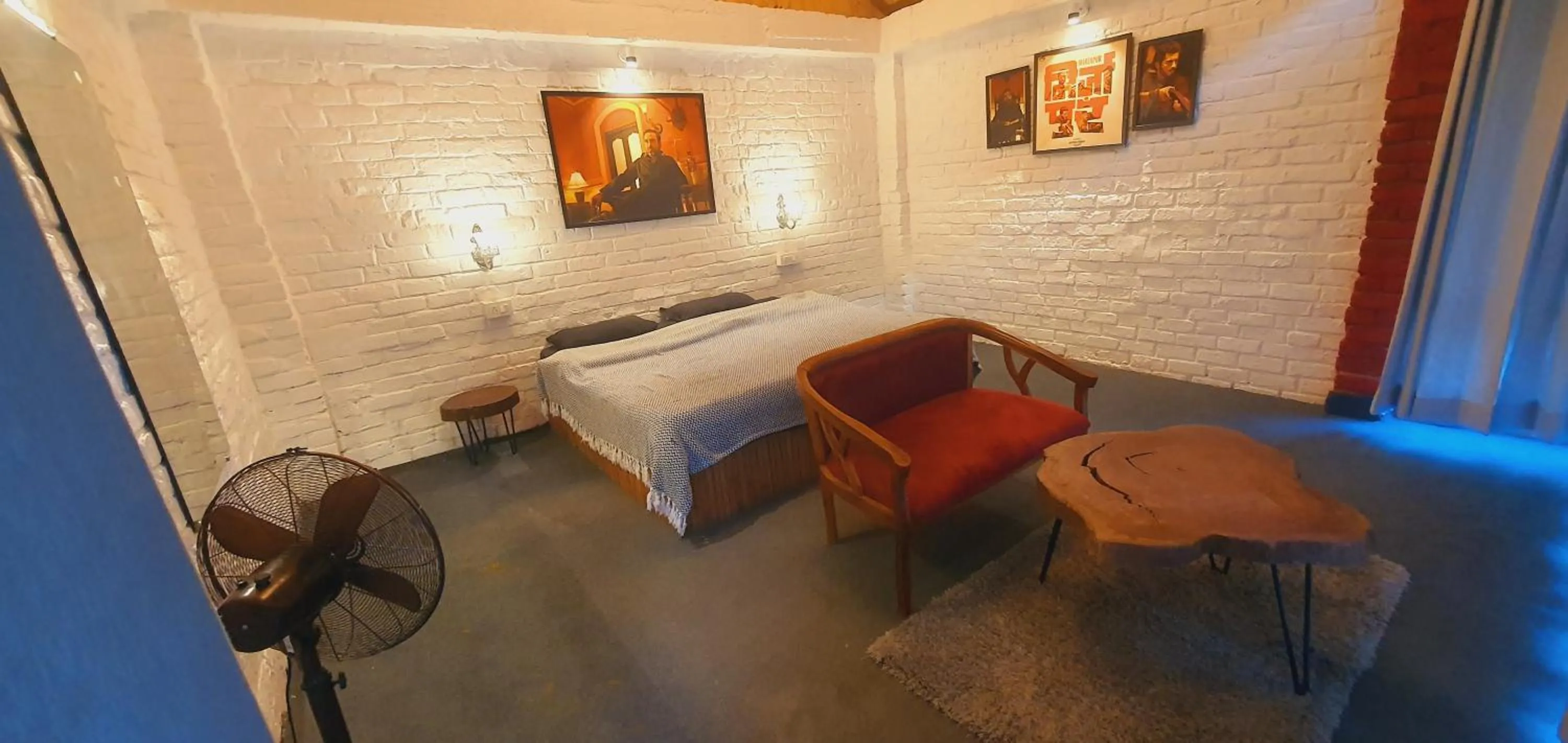 Photo of the whole room in Whoopers Boutique Resort Jibhi