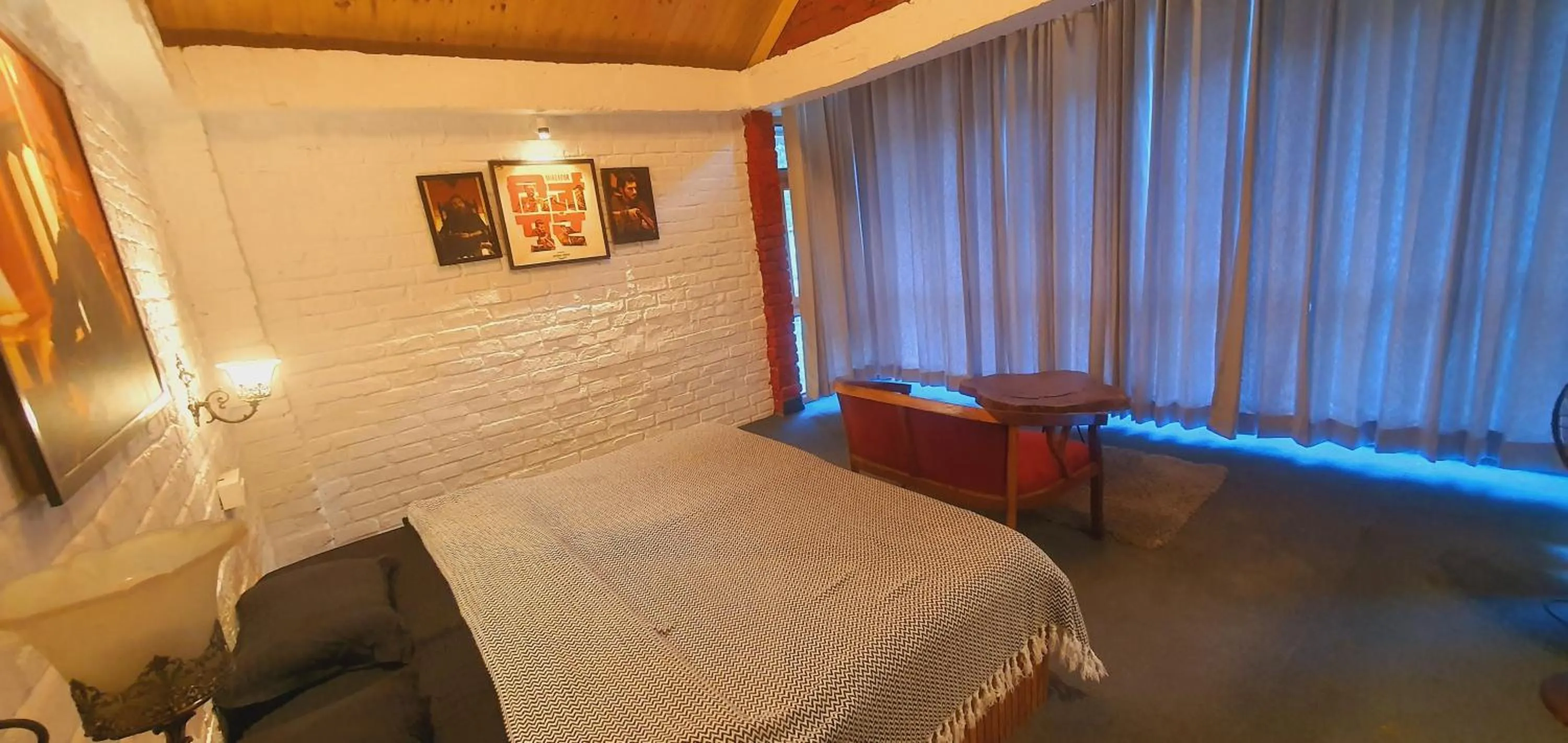 Photo of the whole room, Bed in Whoopers Boutique Resort Jibhi