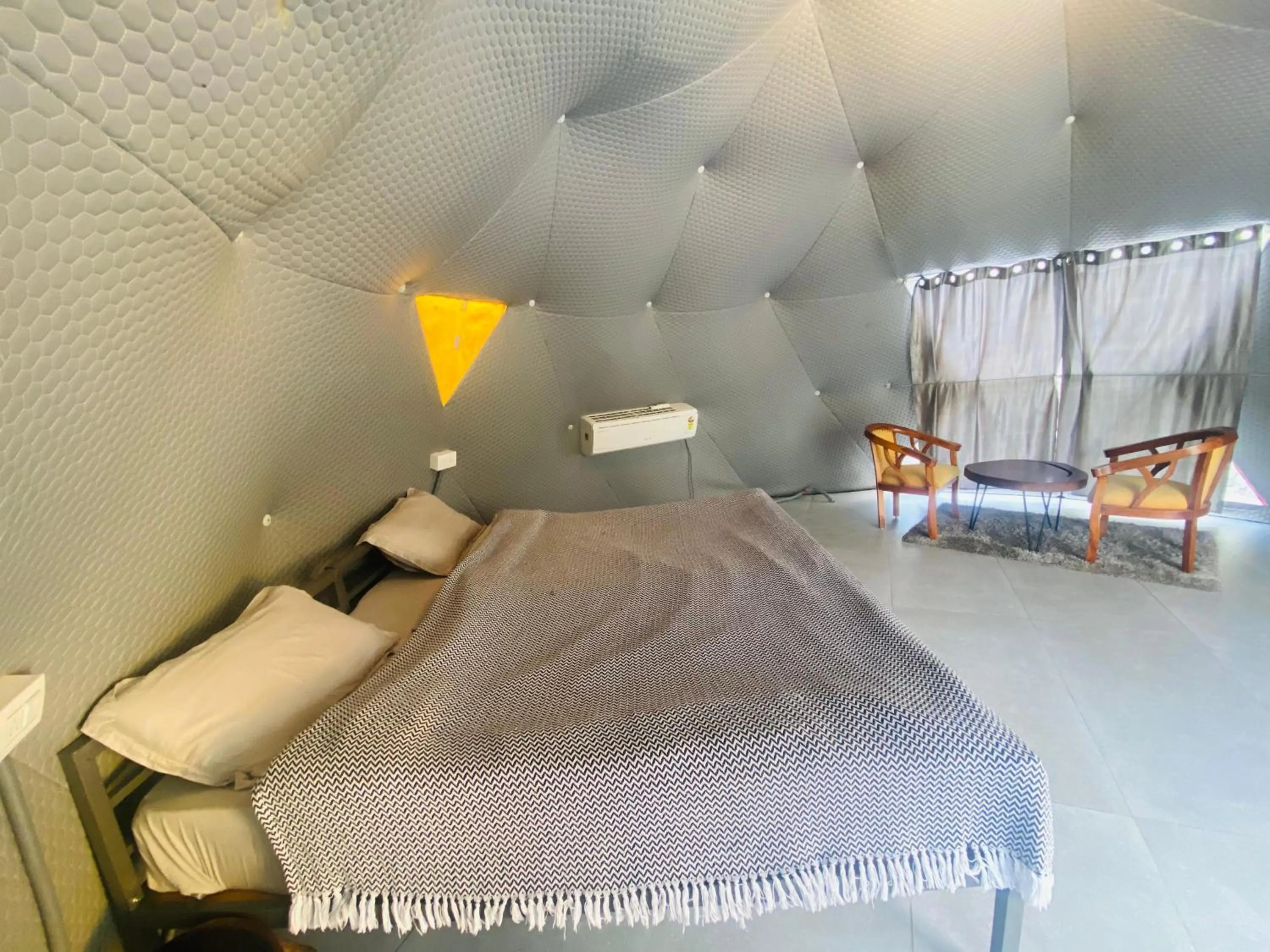 Bedroom, Bed in Whoopers Boutique Resort Jibhi