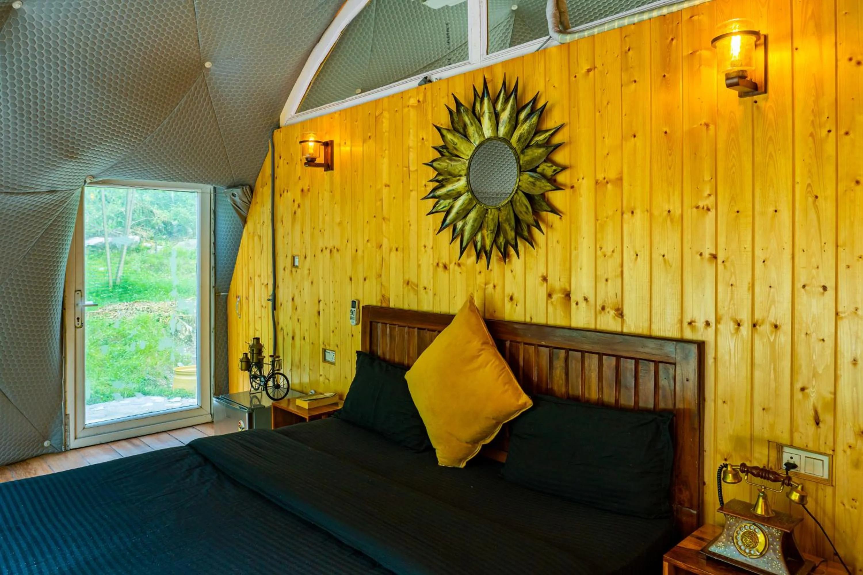 Bedroom in Whoopers Boutique Resort Jibhi