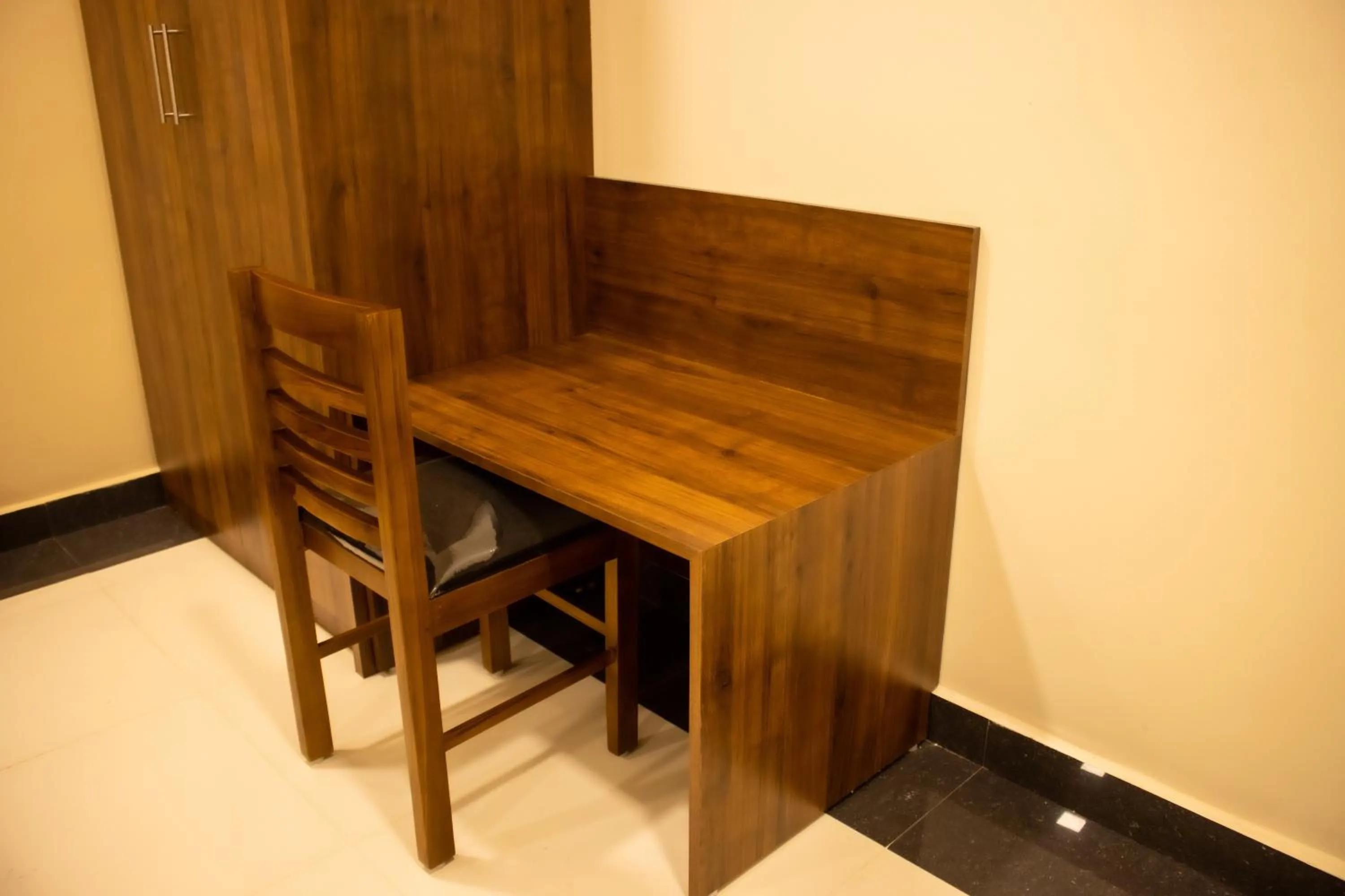 hair dresser in Faiz Residency