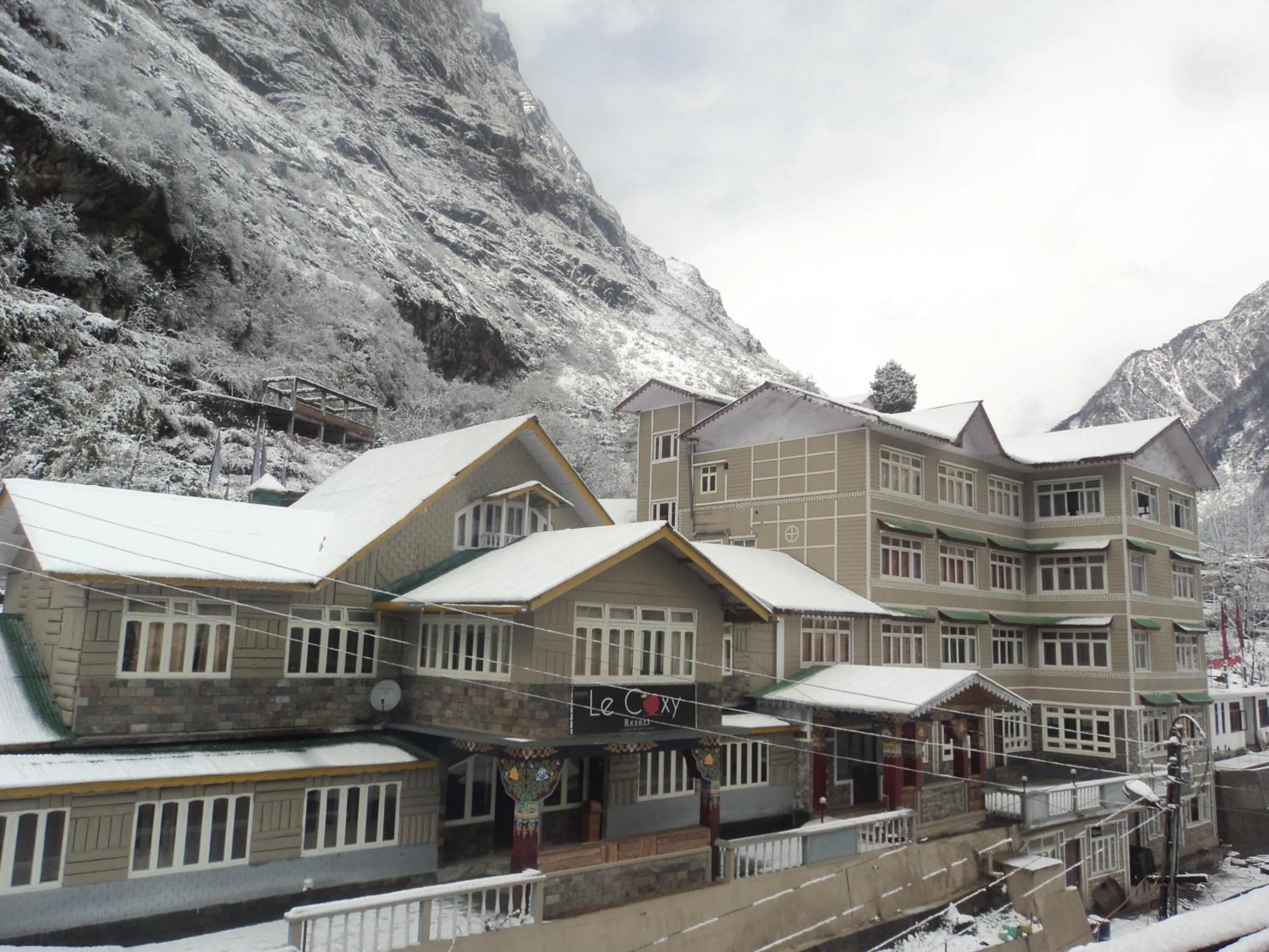 Property building in Le Coxy Resort Lachung