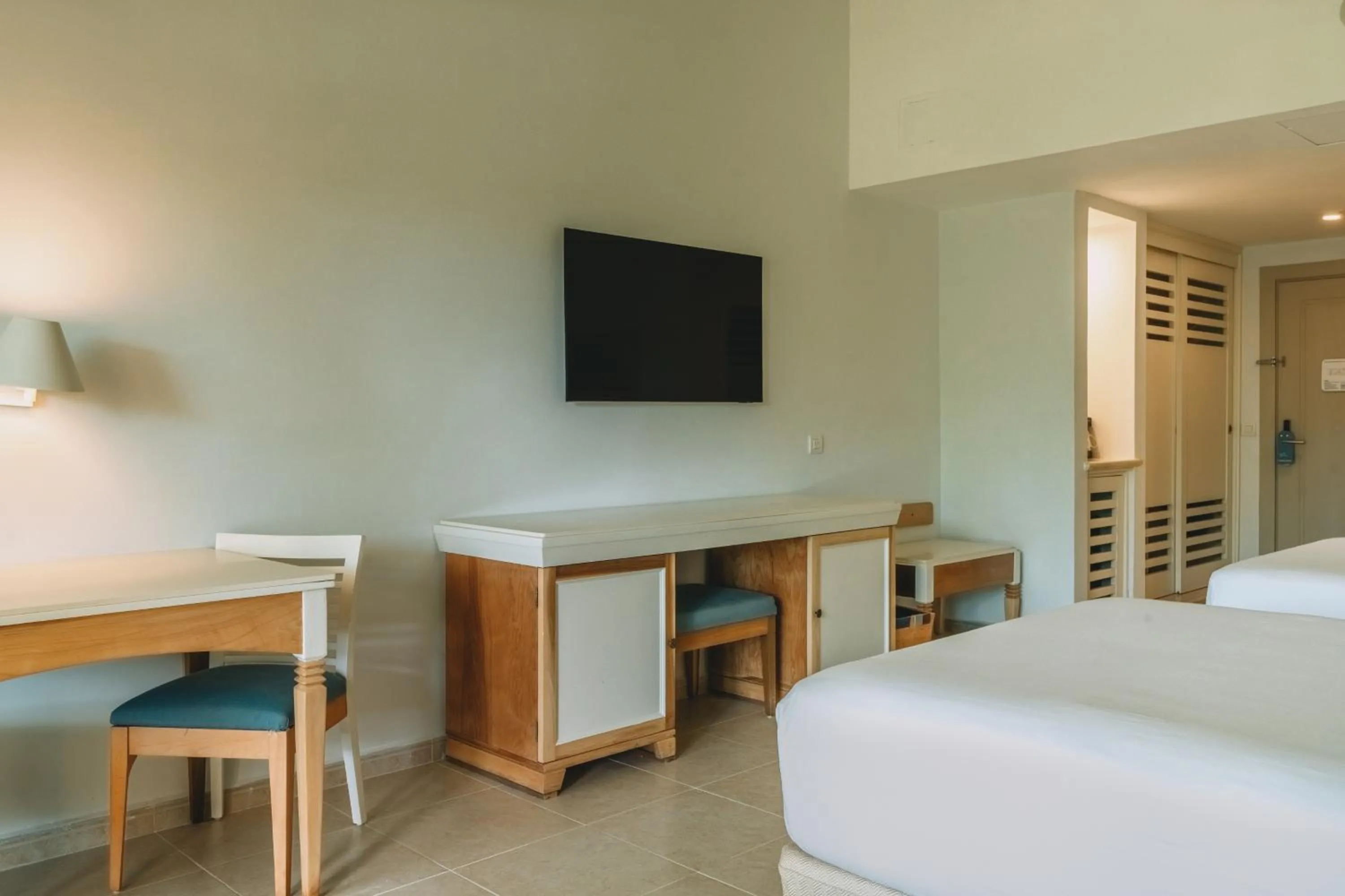 TV and multimedia, Bed in Iberostar Waves Punta Cana - All Inclusive