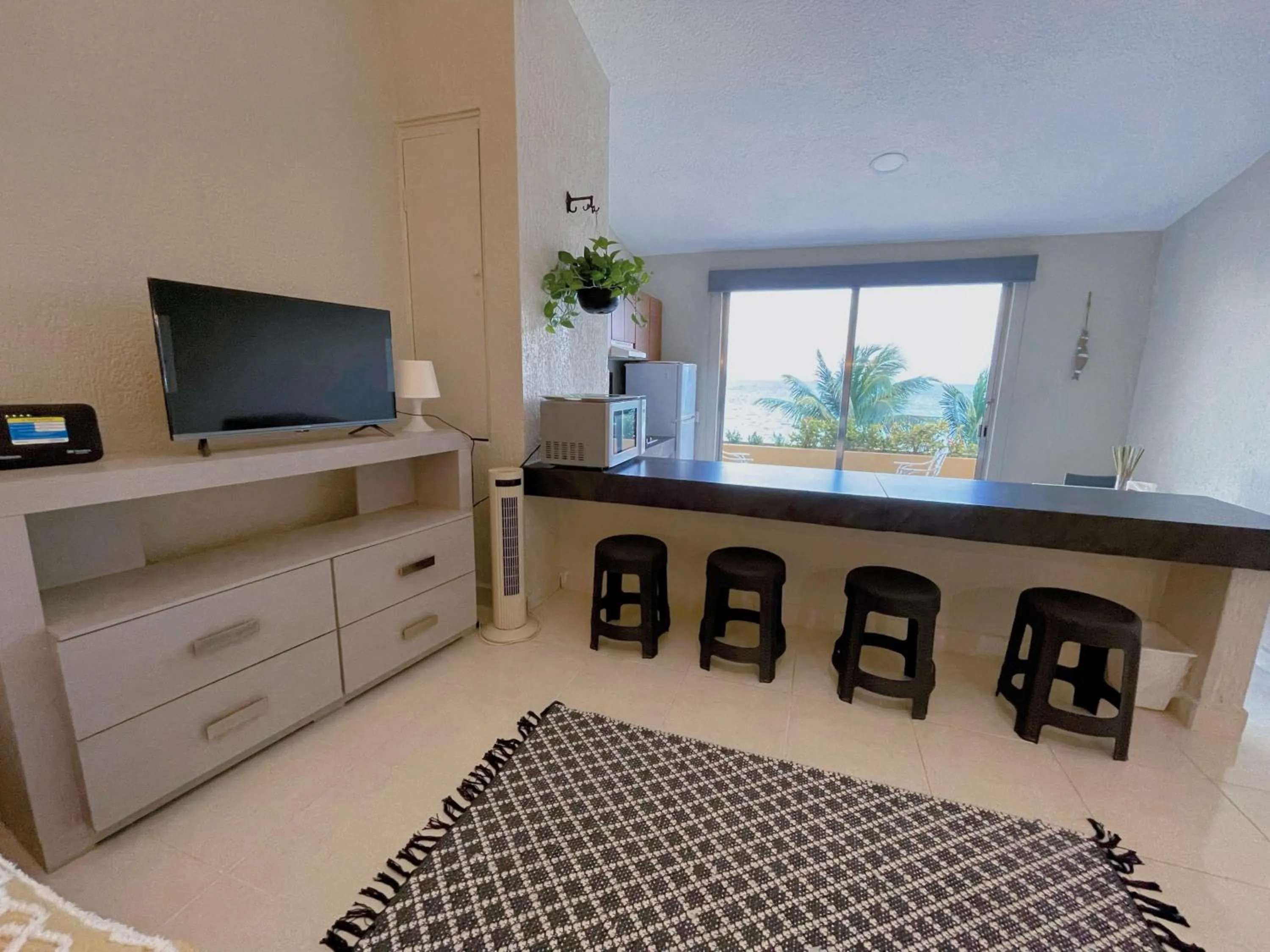 Communal lounge/ TV room in All Ritmo by Andiani Travel