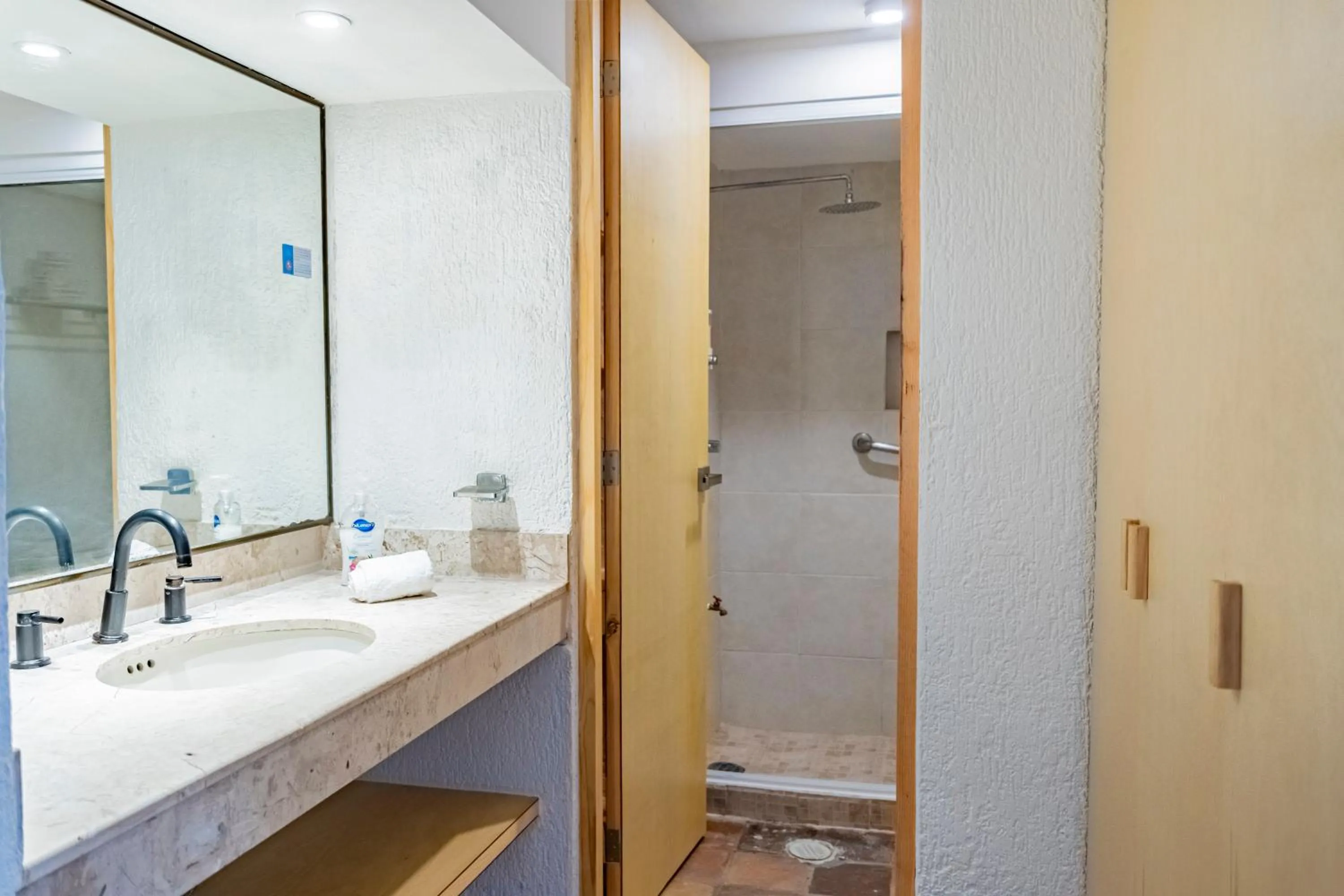 Shower in All Ritmo by Andiani Travel