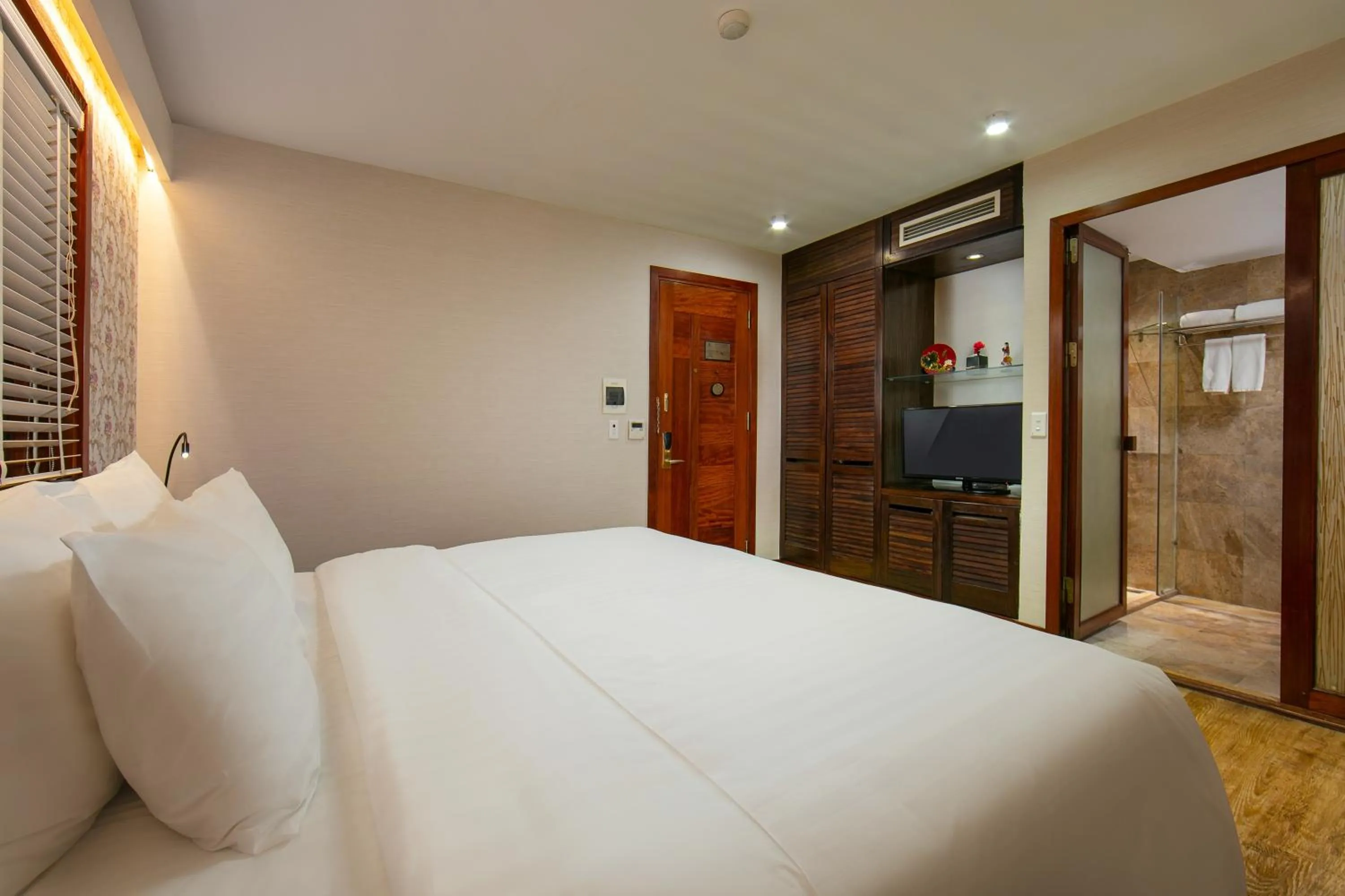 Shower, Bed in Oriental Suites Hotel & Spa