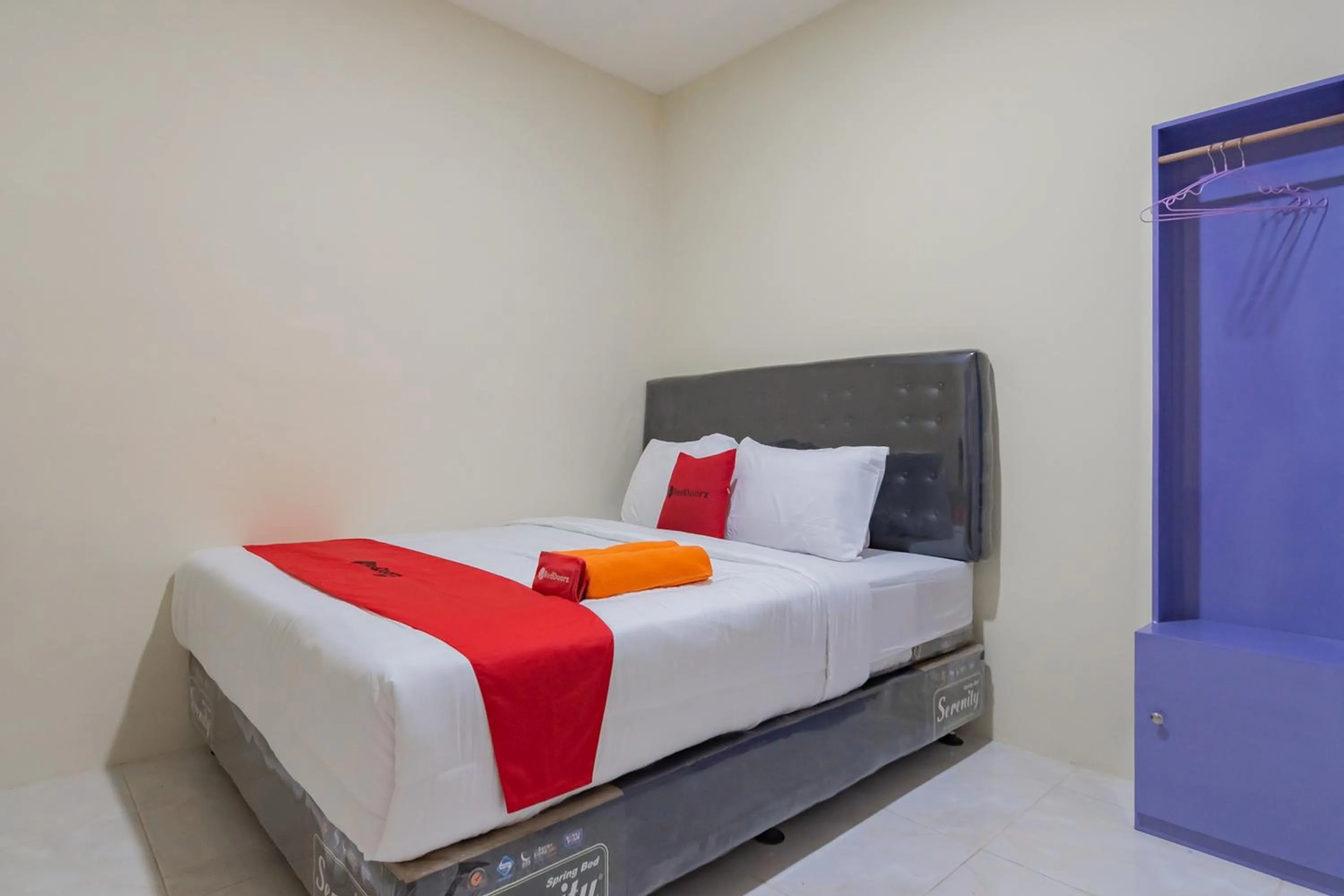 Bed in RedDoorz near Trans Studio Bandung 3