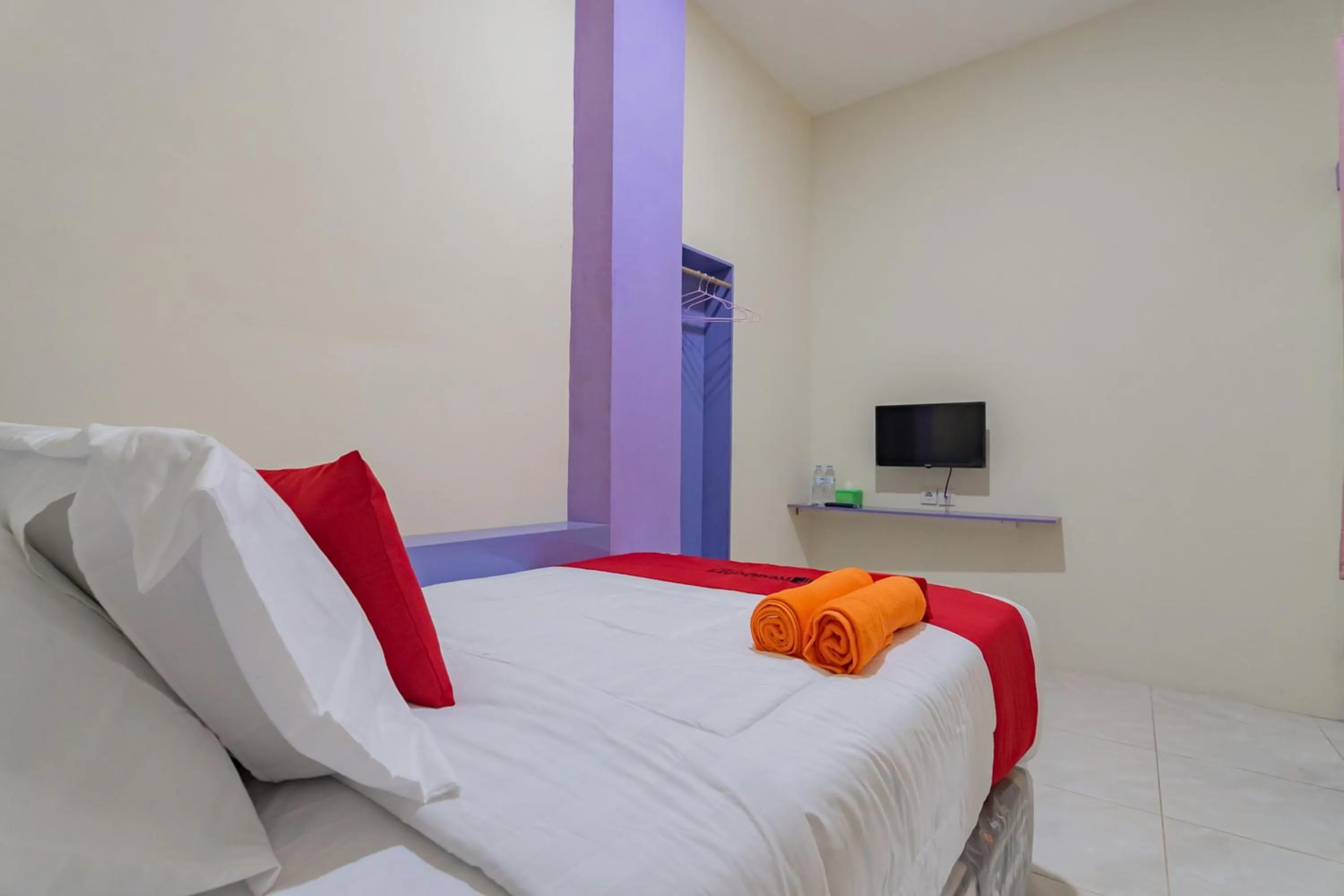 Bed in RedDoorz near Trans Studio Bandung 3
