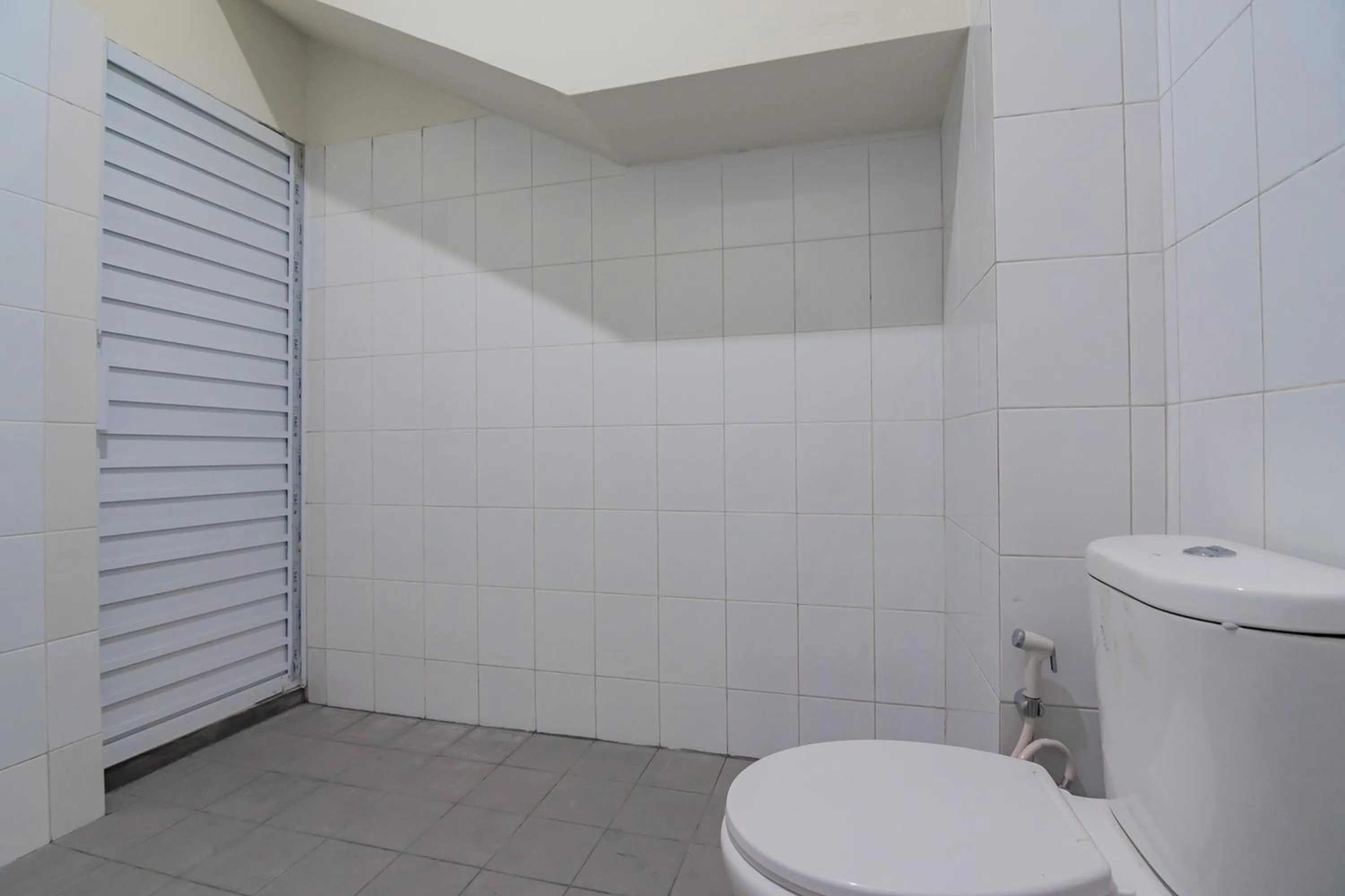 Bathroom in RedDoorz near Trans Studio Bandung 3