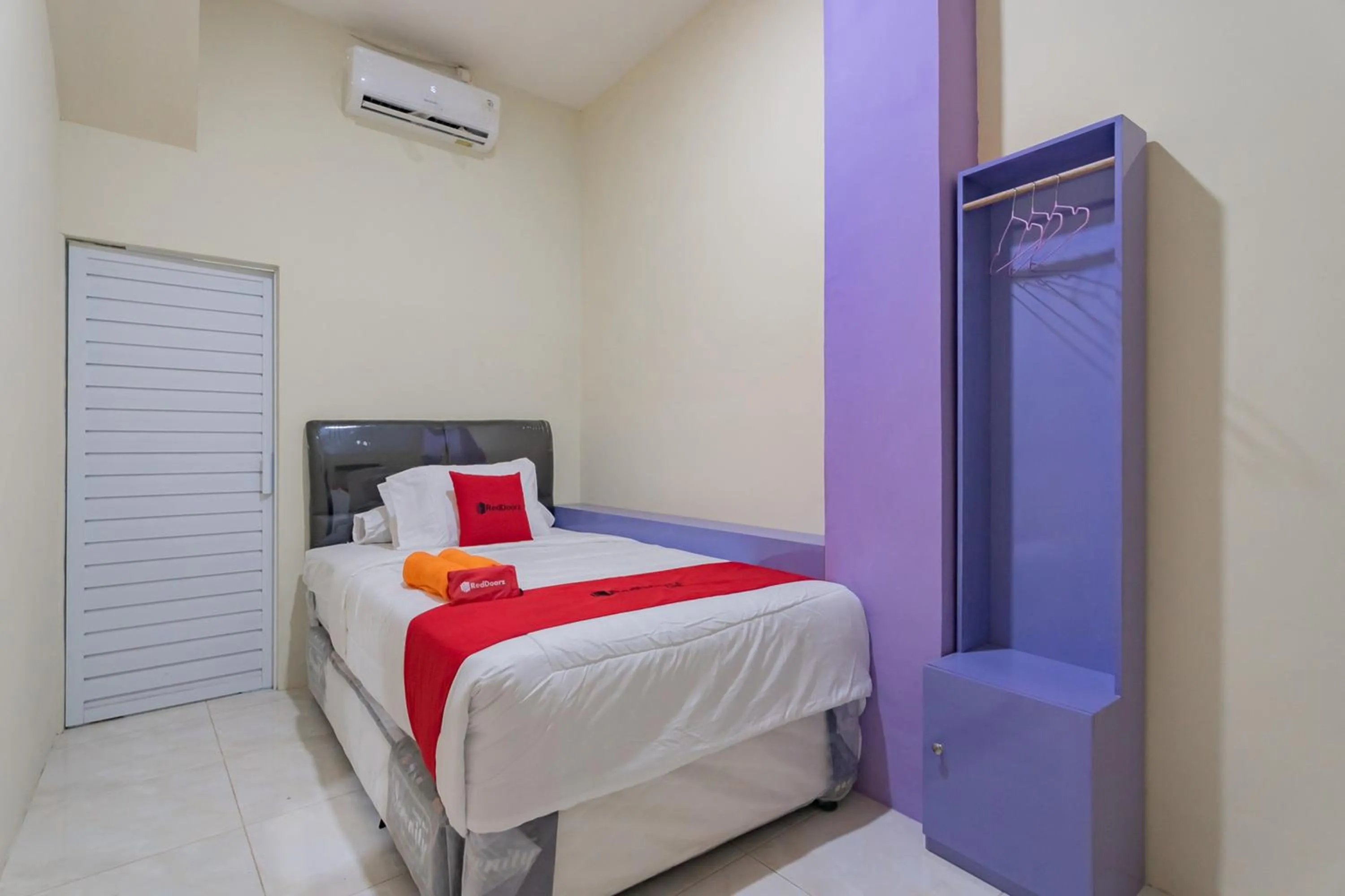 Bed in RedDoorz near Trans Studio Bandung 3