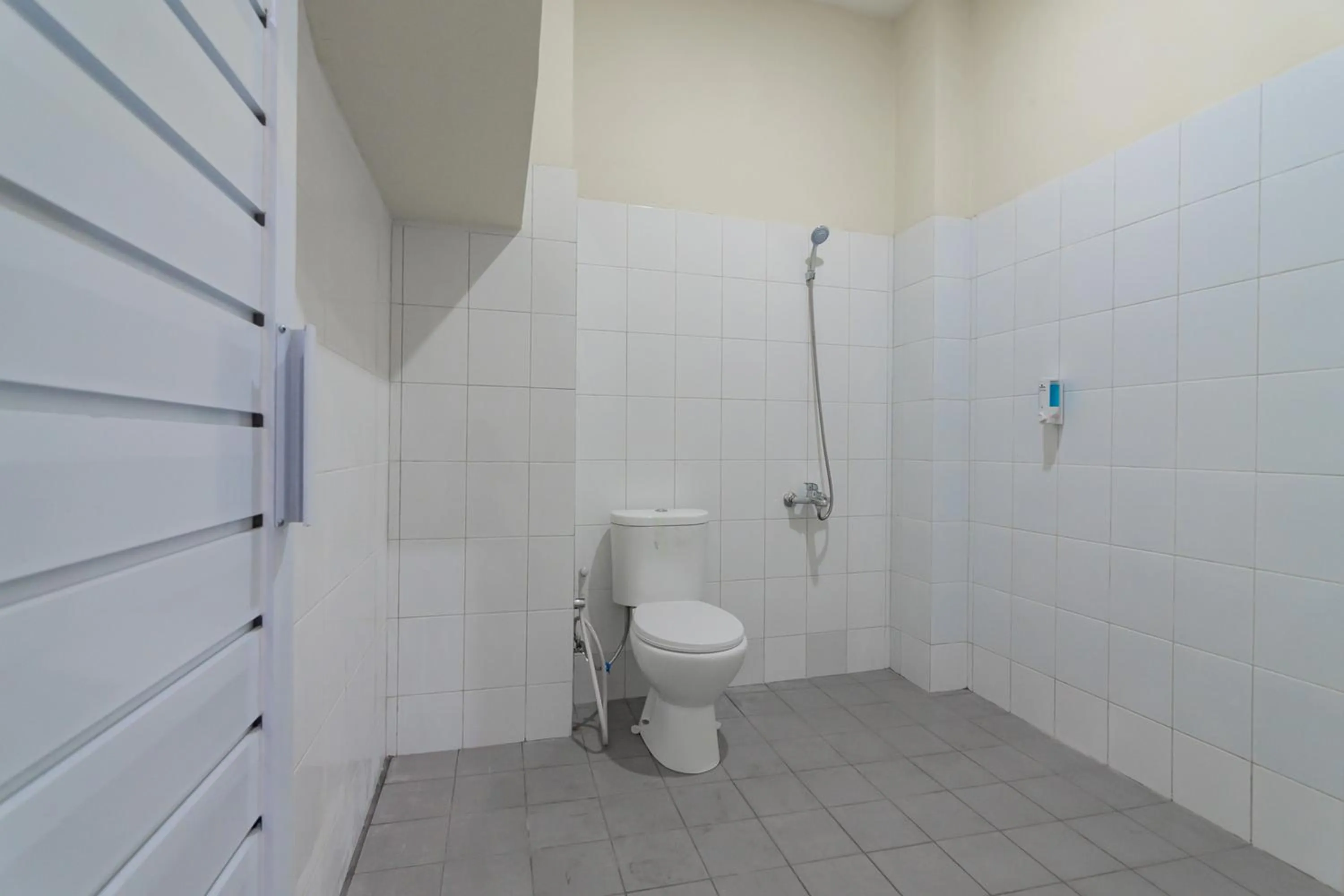 Bathroom in RedDoorz near Trans Studio Bandung 3