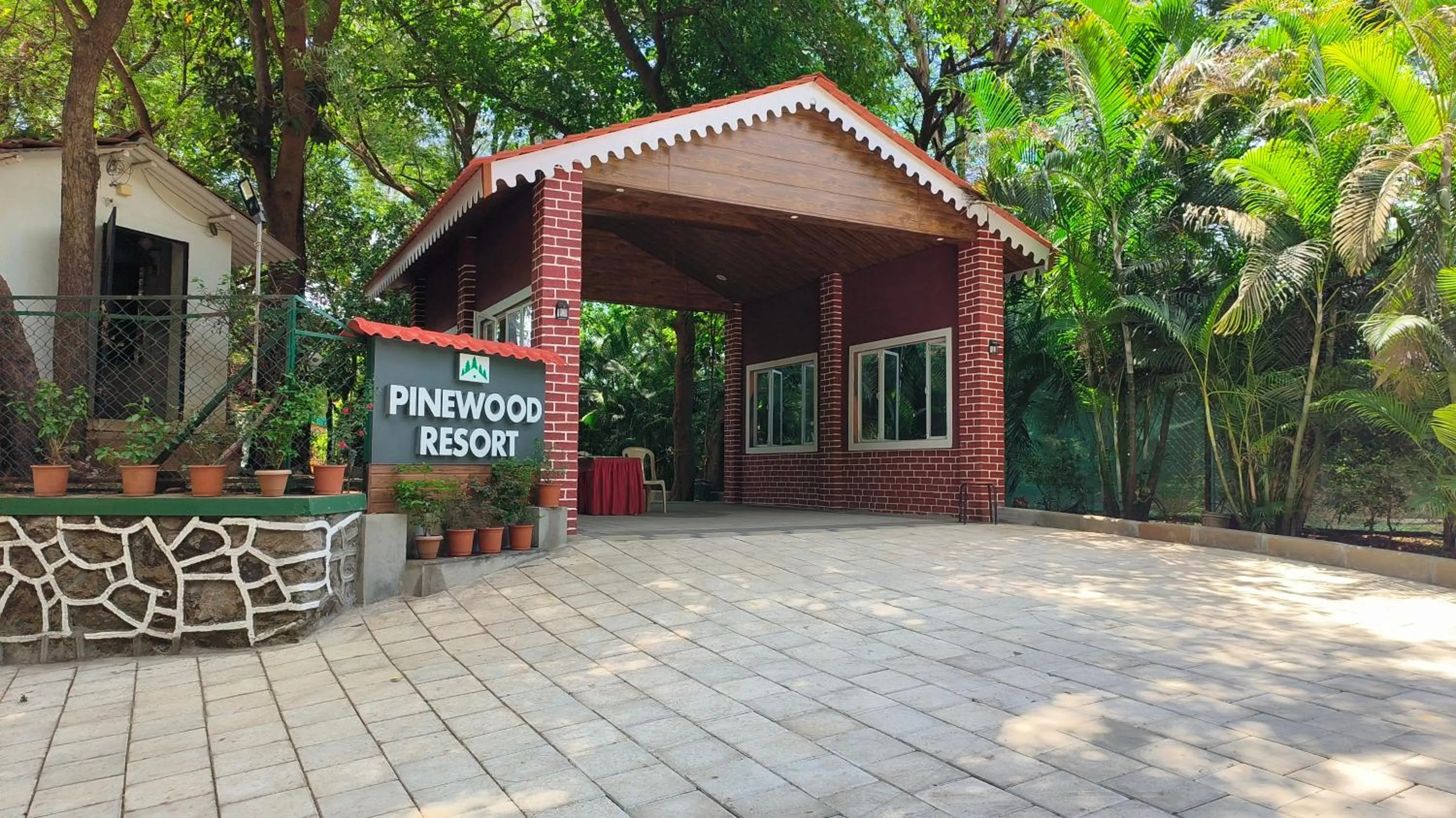 Facade/entrance in Pinewood Resort