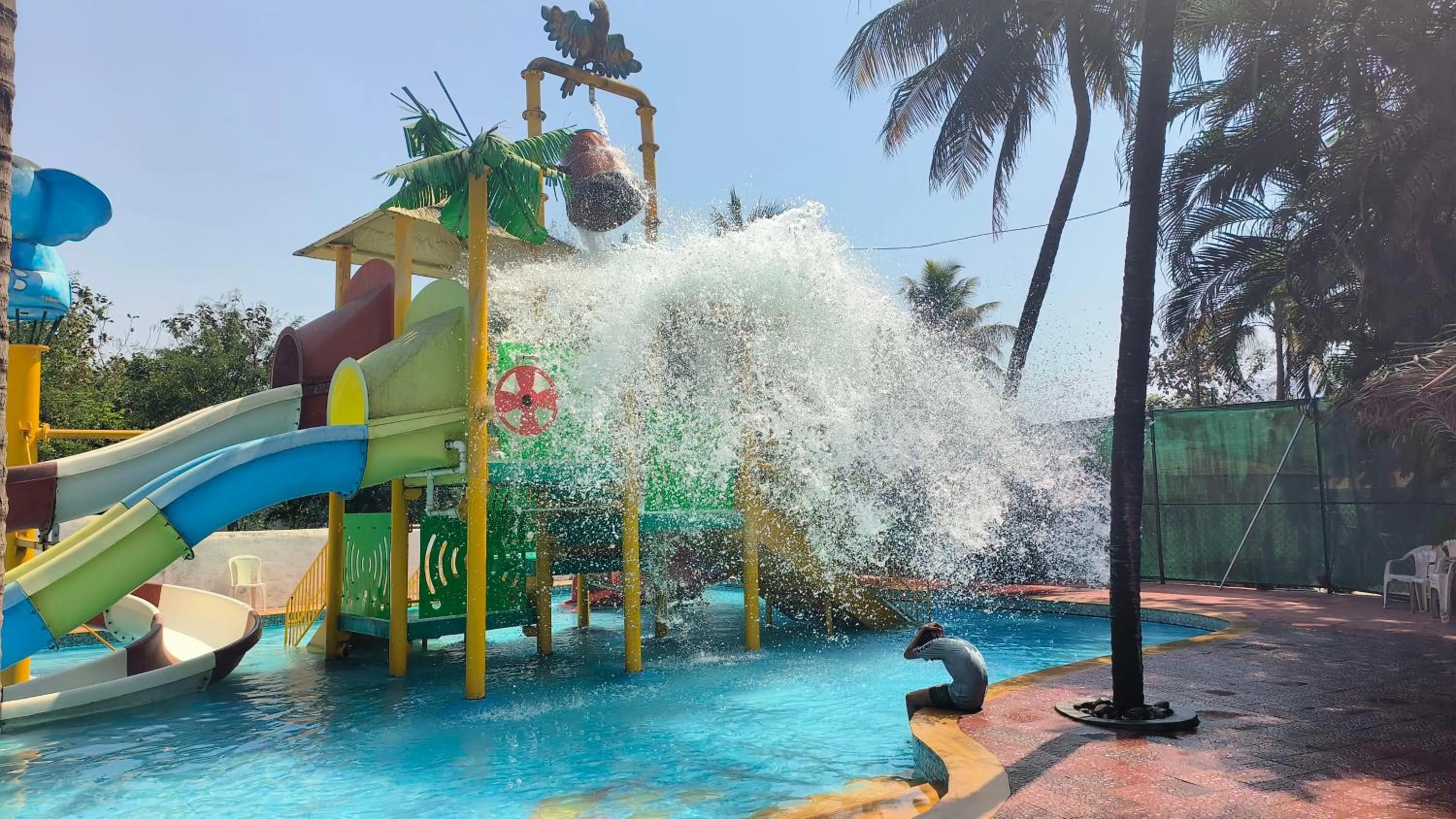 Swimming pool in Pinewood Resort