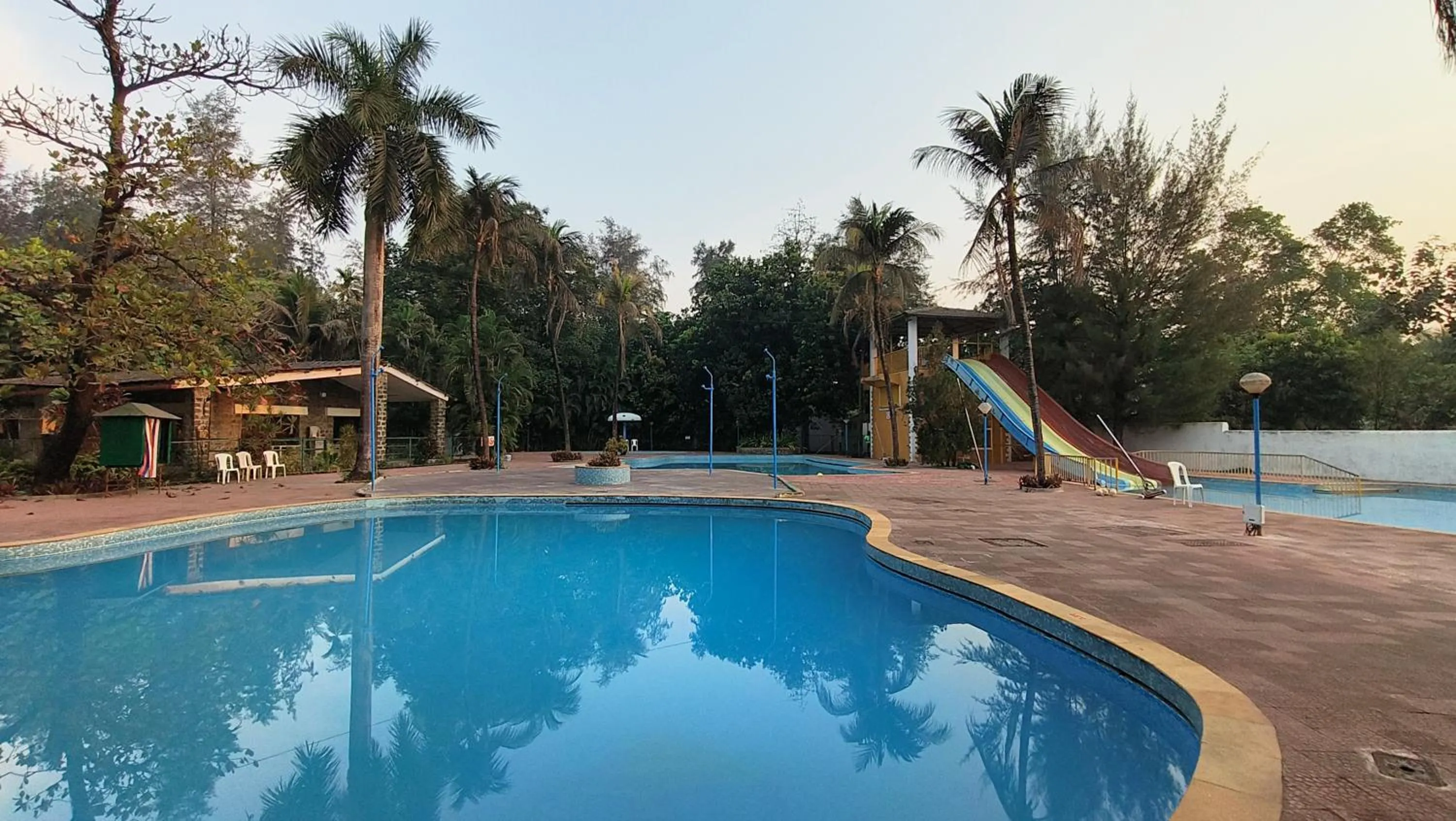 Swimming pool in Pinewood Resort