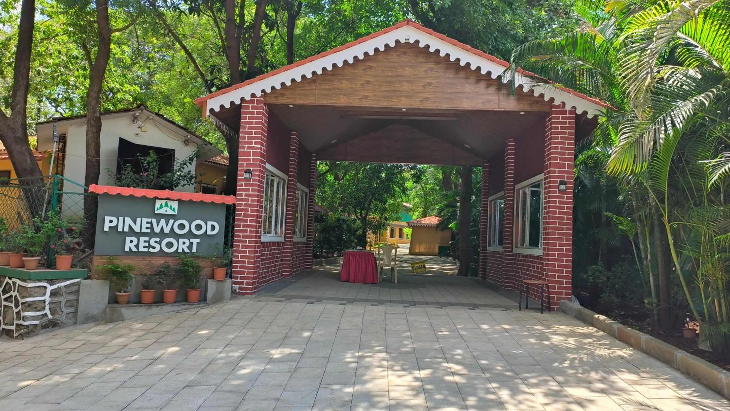 Facade/entrance in Pinewood Resort