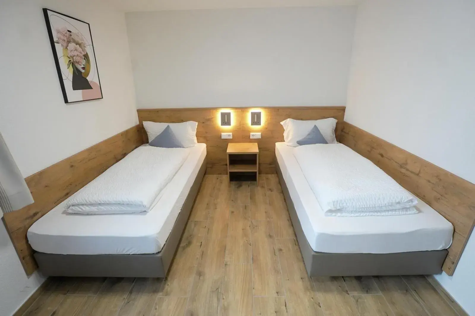 Single Room with Private Bathroom - single occupancy in Hotel 7 Winden Single Room with Private Bathroom - single occupancy in Hotel 7 Winden