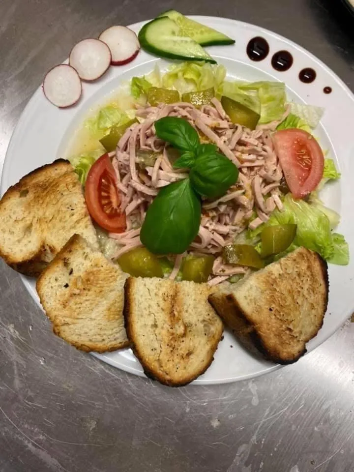 Restaurant/places to eat in Hotel 7 Winden