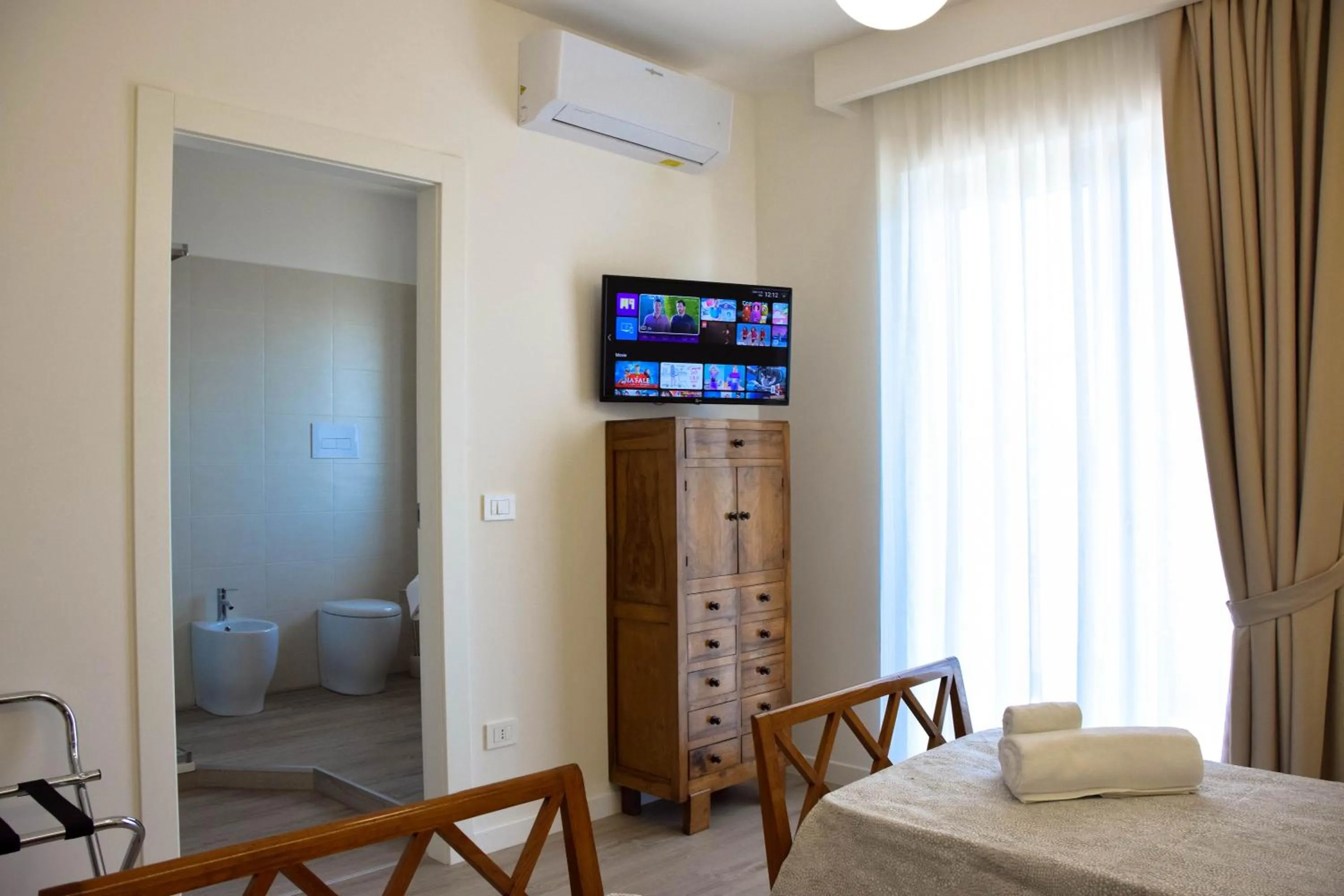 TV and multimedia, Bed in Accòmodati - Camere e Appartamenti