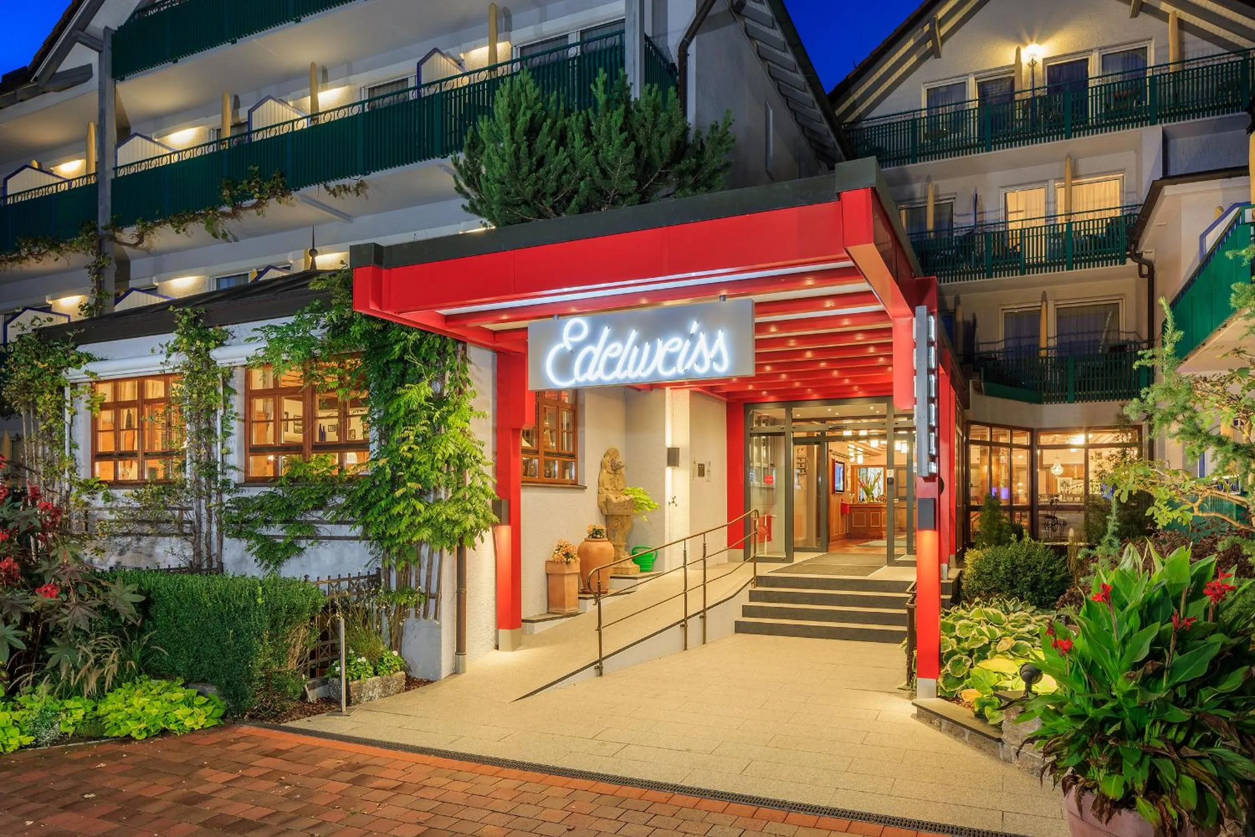 Facade/entrance in Kneipp- und Wellvitalhotel Edelweiss