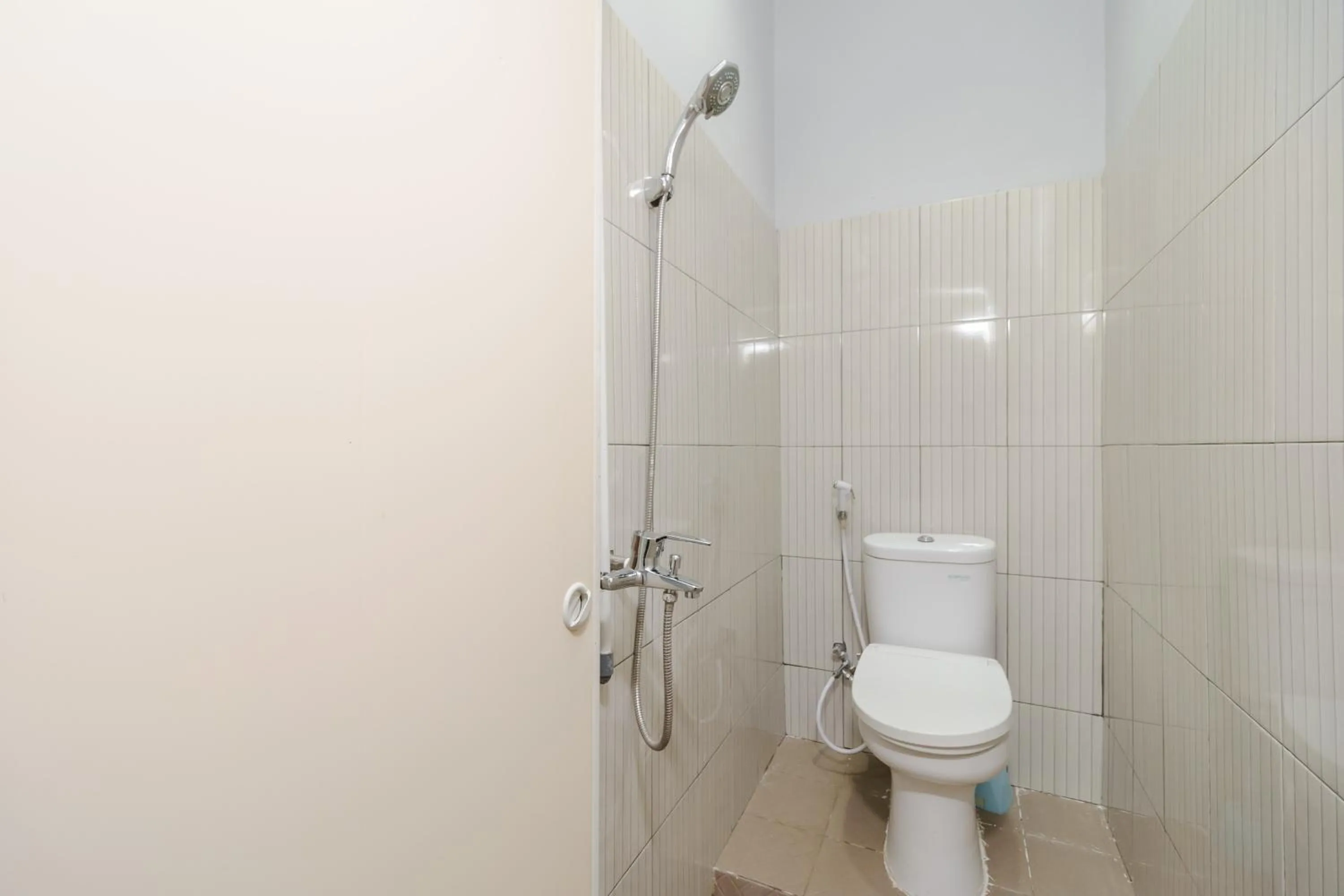 Bathroom in RedDoorz @ Jalan Demang Lebar Raya Palembang