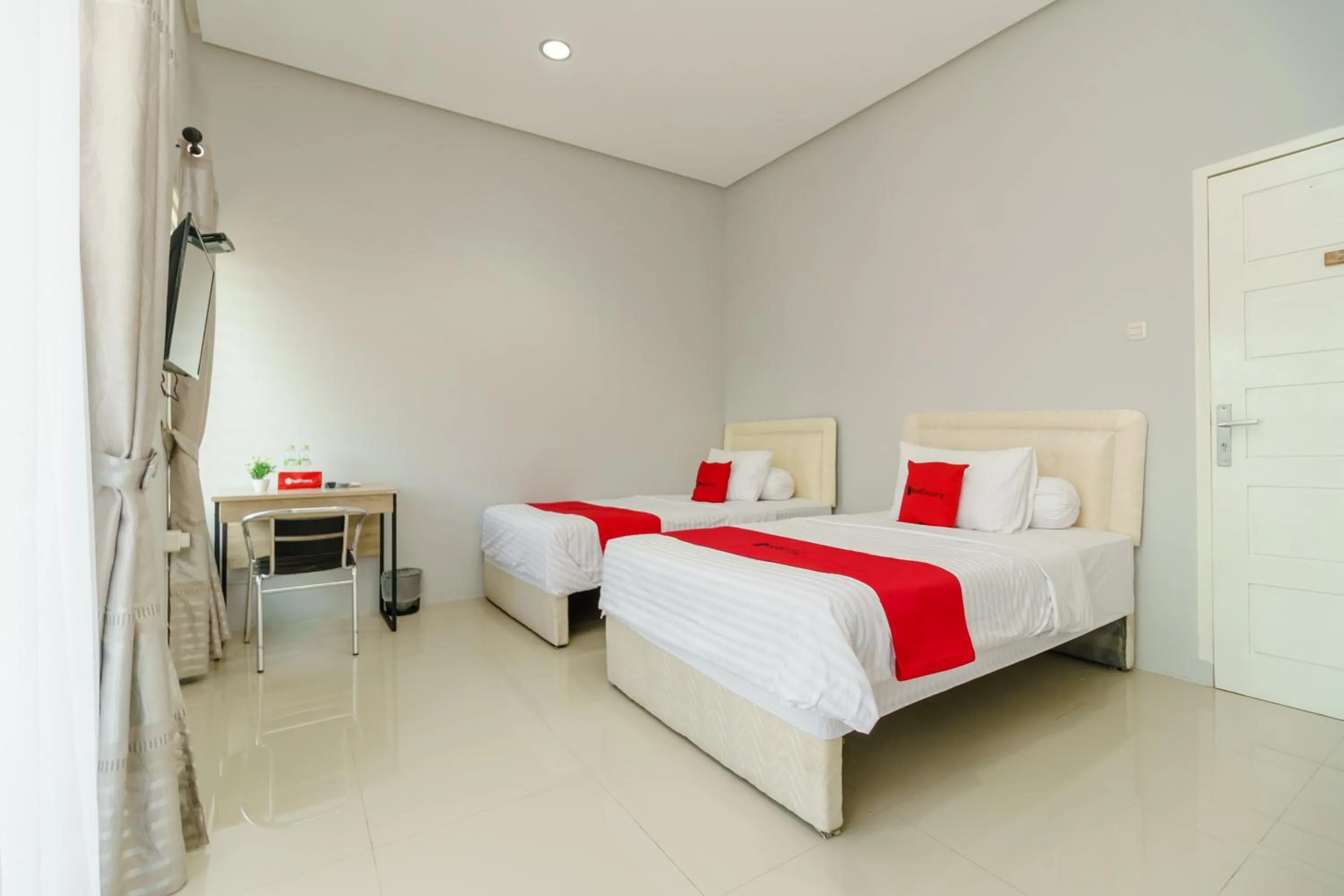 Bed in RedDoorz @ Jalan Demang Lebar Raya Palembang