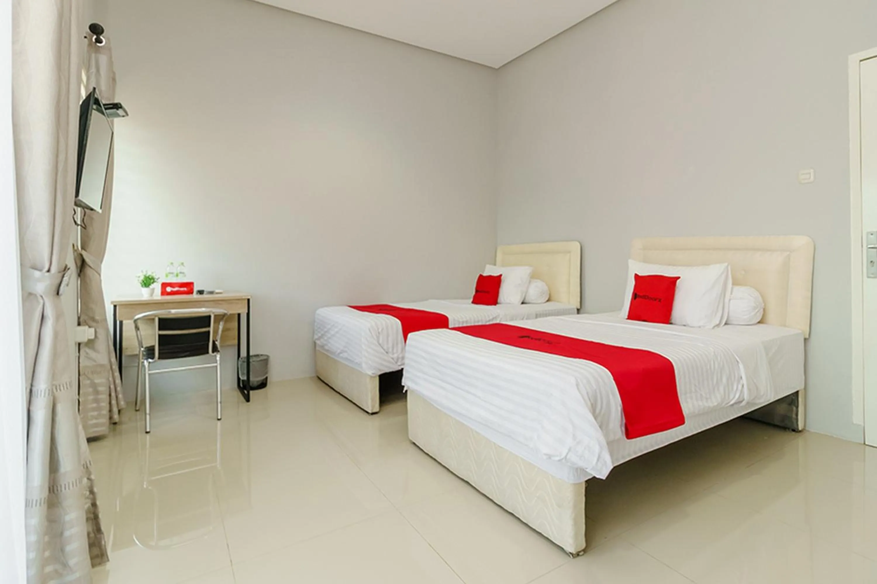 Bed in RedDoorz @ Jalan Demang Lebar Raya Palembang