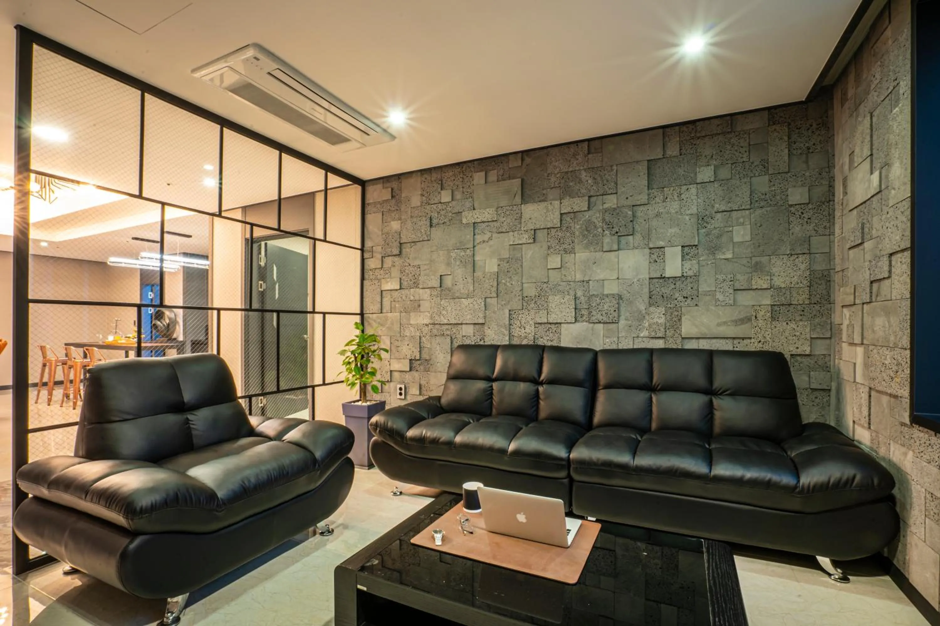 Living room in Embledon Hotel