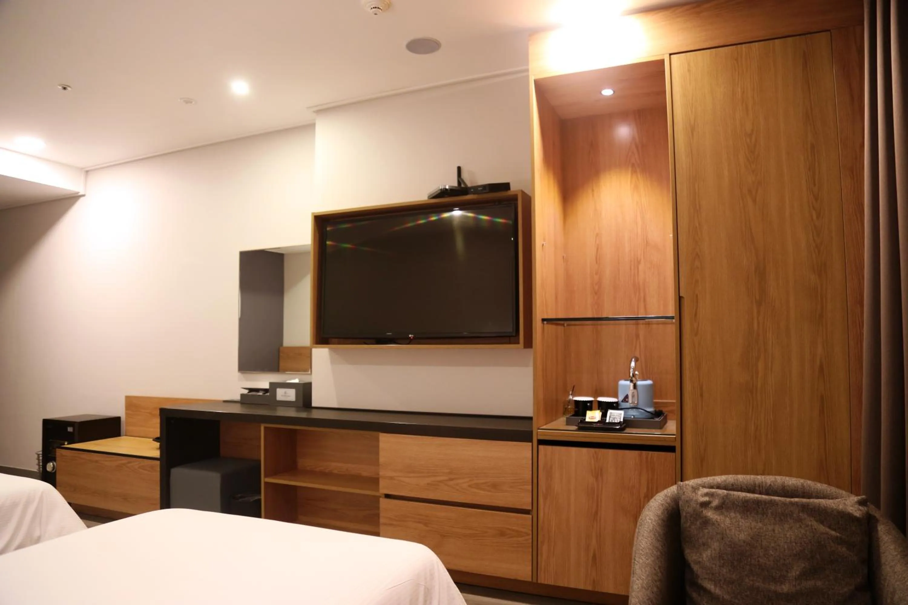 TV and multimedia, Bed in Embledon Hotel