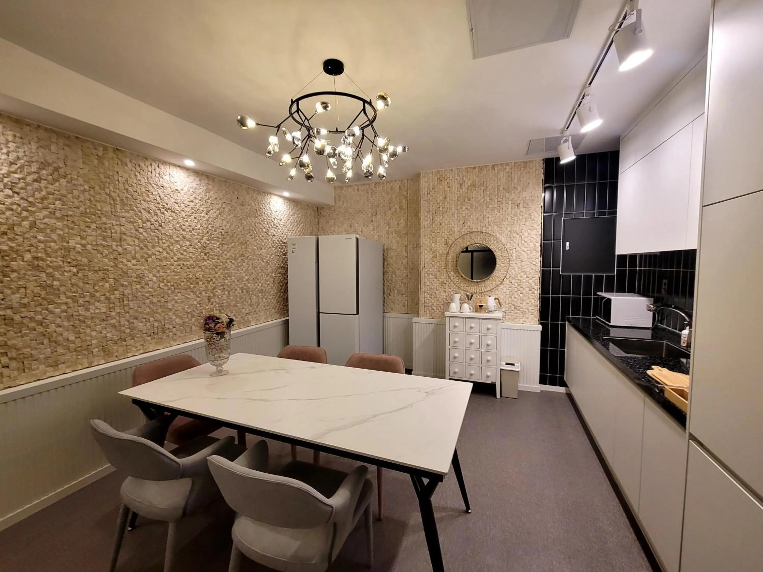 Dining area in Embledon Hotel