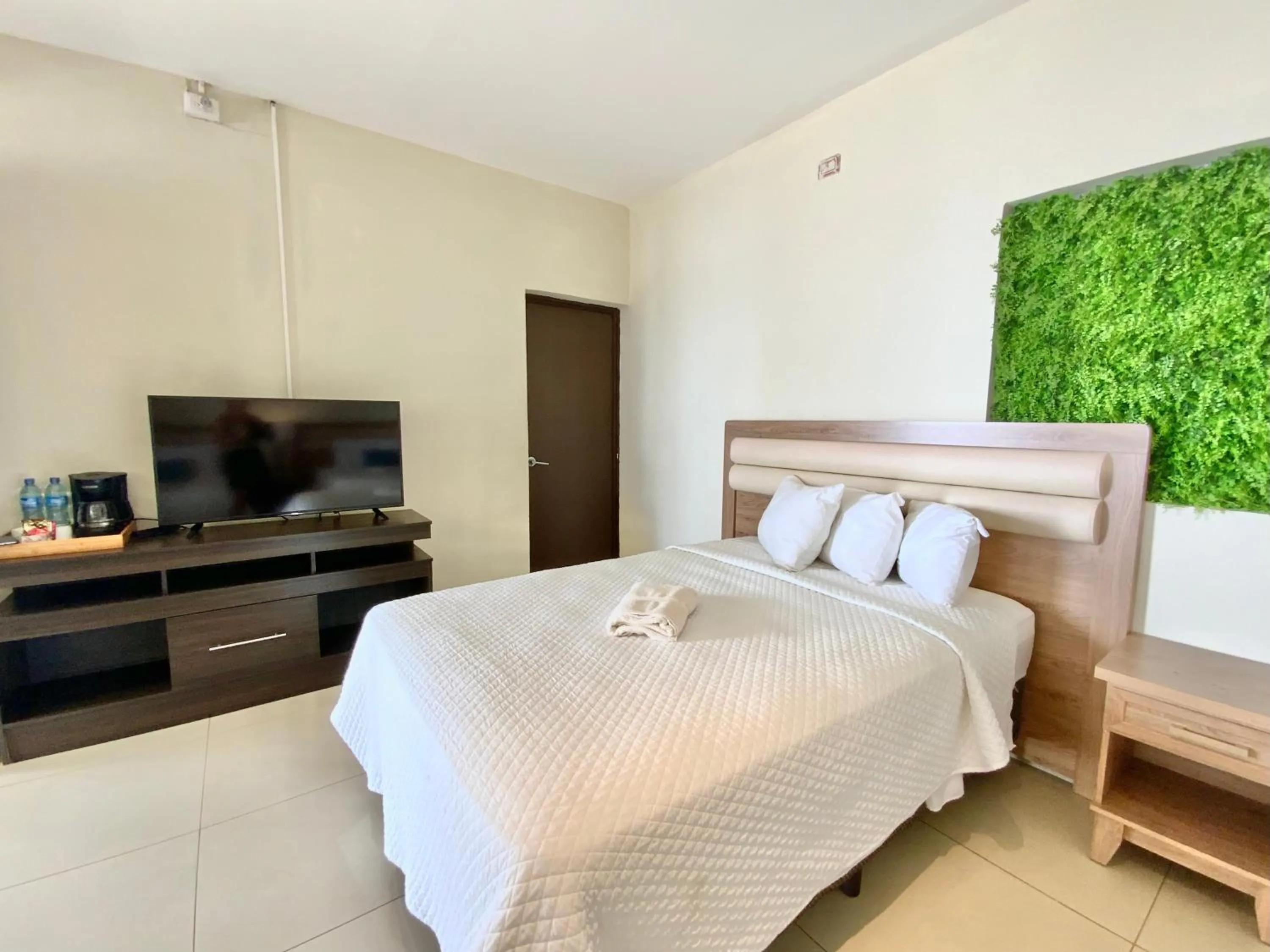 Bed in Paradise Surf Hotel