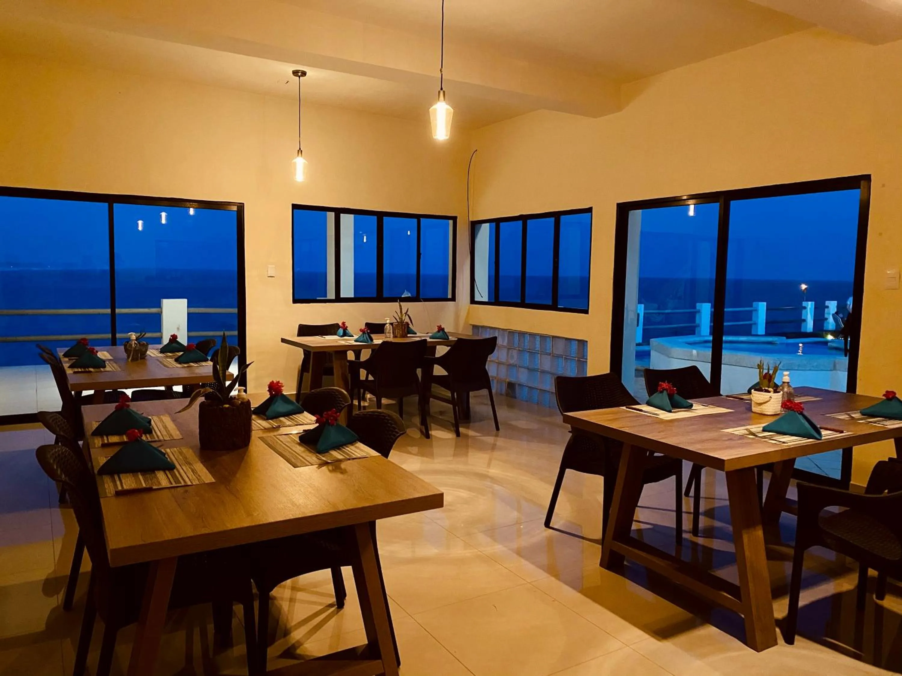 Restaurant/places to eat in Paradise Surf Hotel