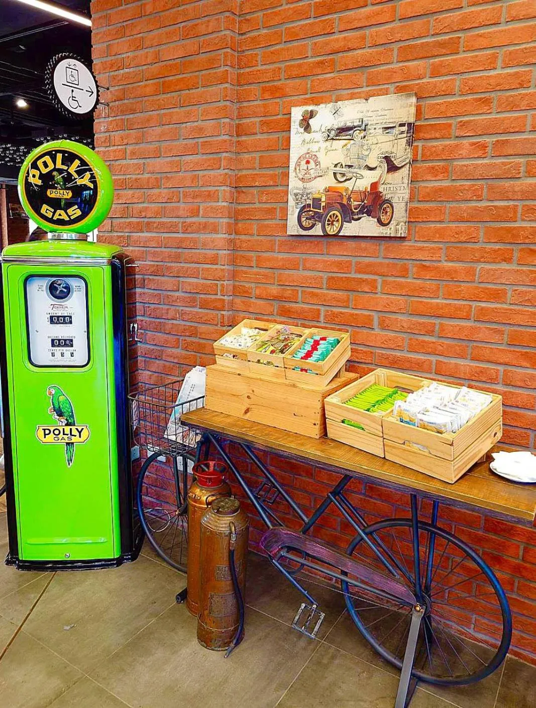 People in T11、T12 Hotel