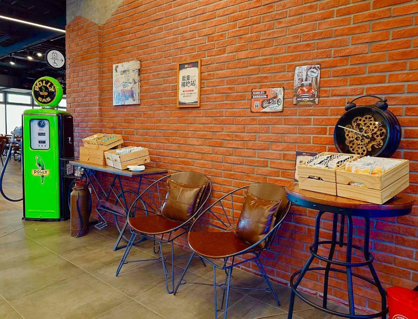 People in T11、T12 Hotel