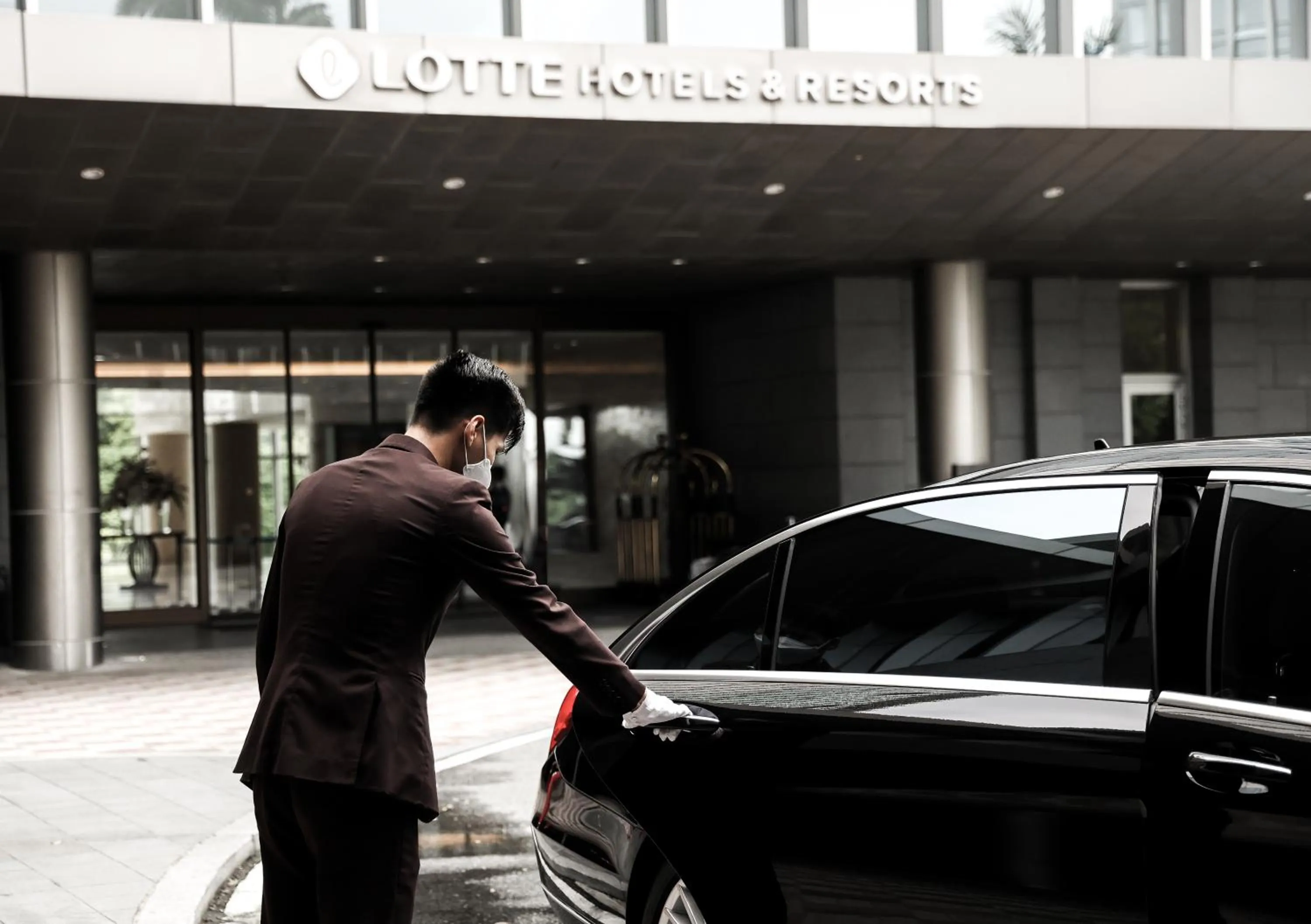 concierge in LOTTE Hotel Serviced Apartment