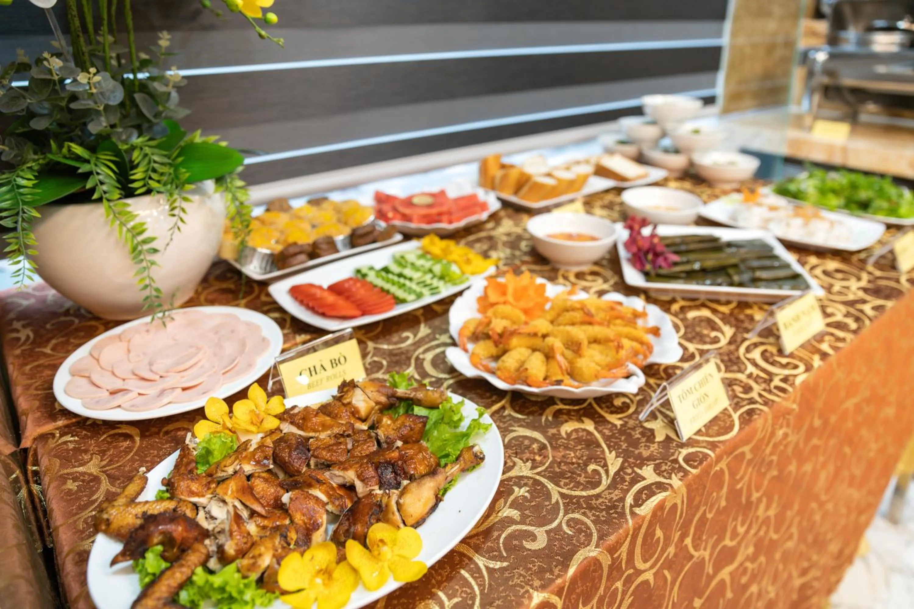 Restaurant/places to eat in Tan Phuong Nam Hotel & Apartment