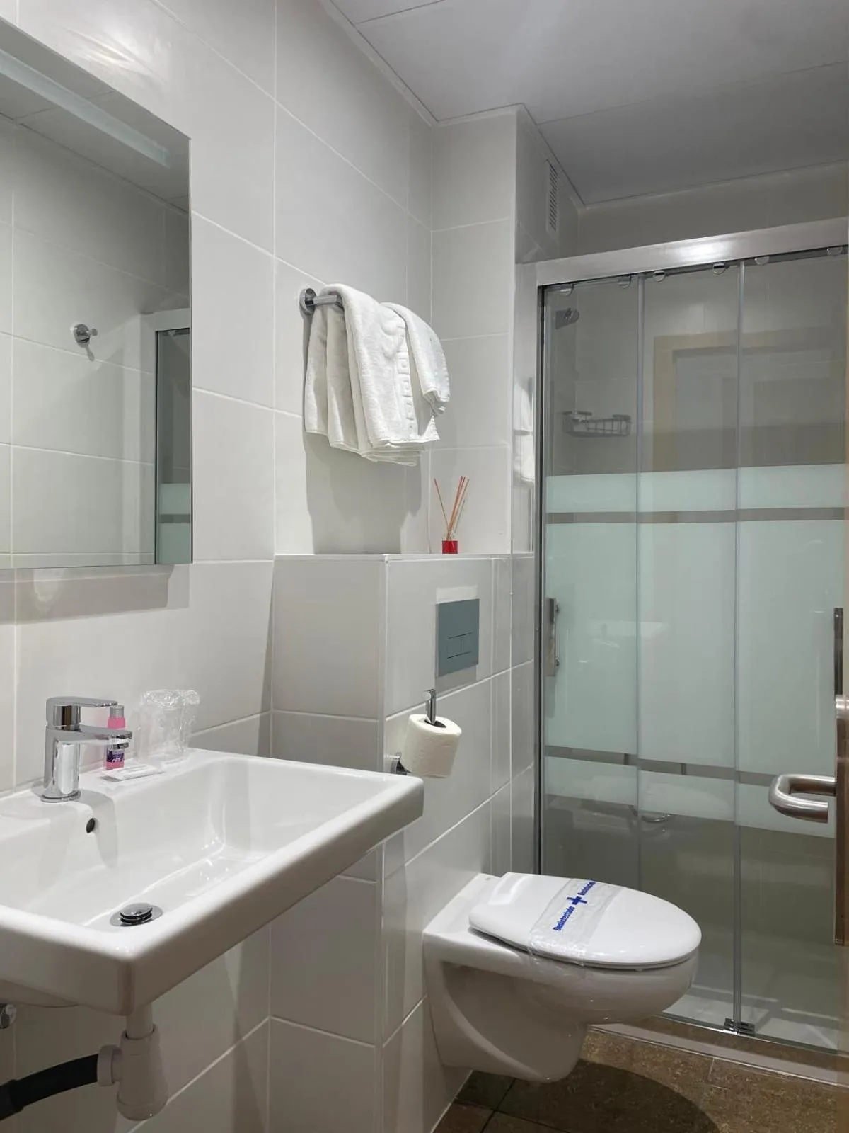 Shower in HOTEL MORELL