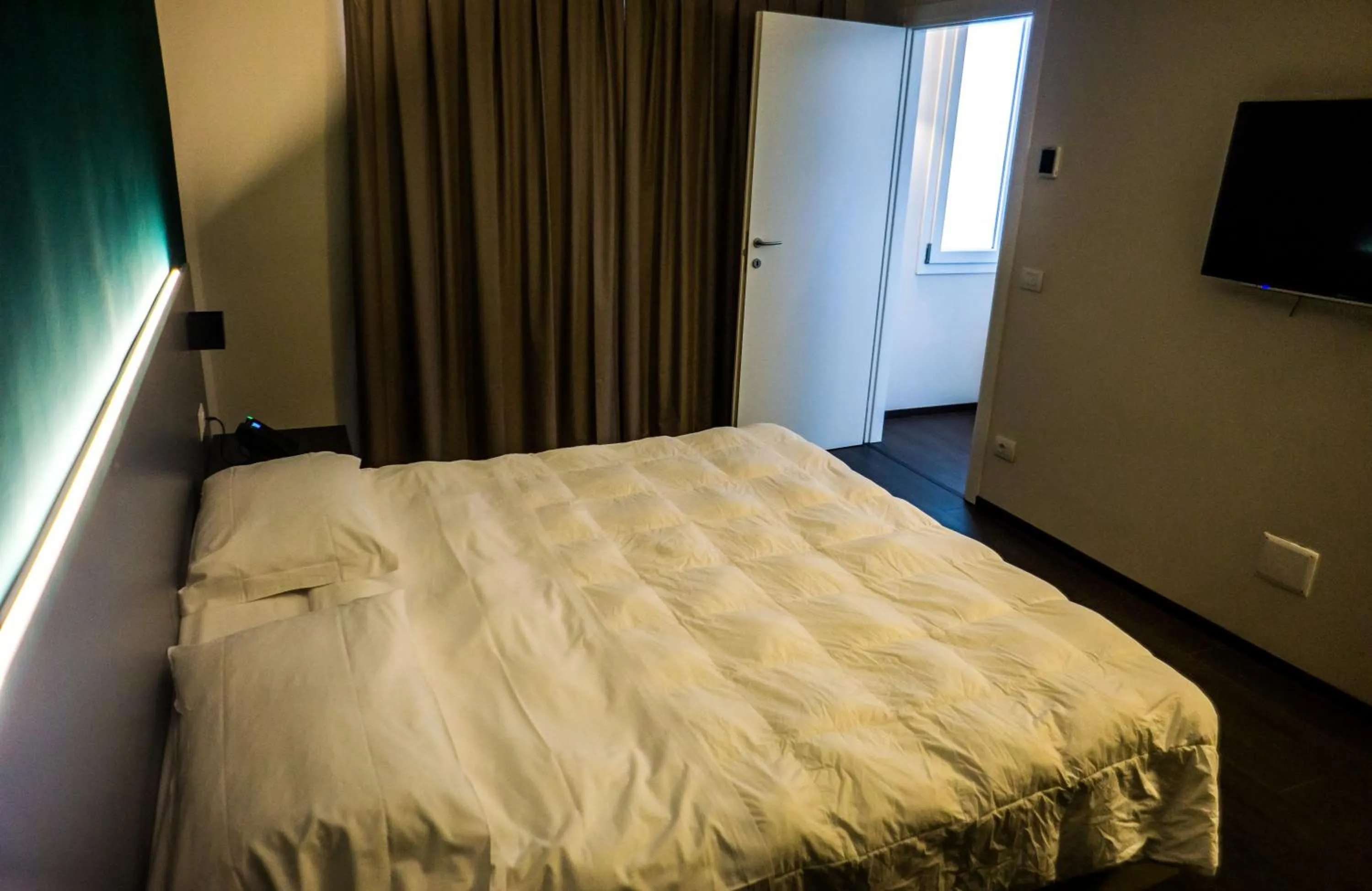 Property building, Bed in Venice Terminal Apartments & Suites