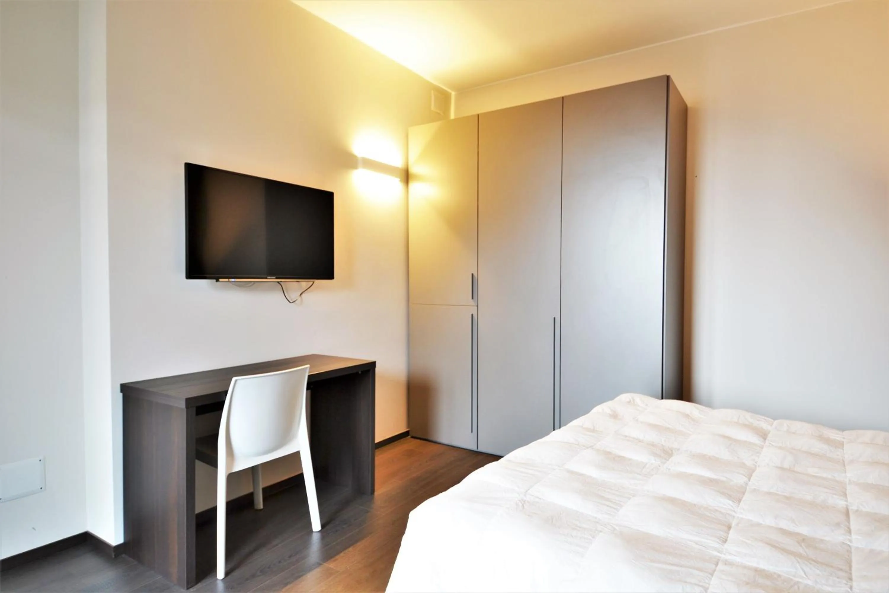 Bed in Venice Terminal Apartments & Suites