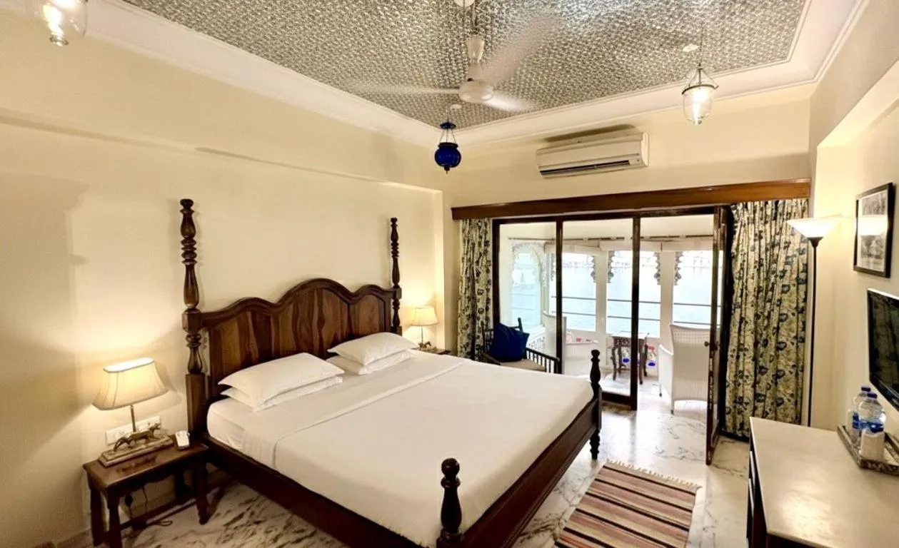Photo of the whole room, Bed in Lake Pichola Hotel