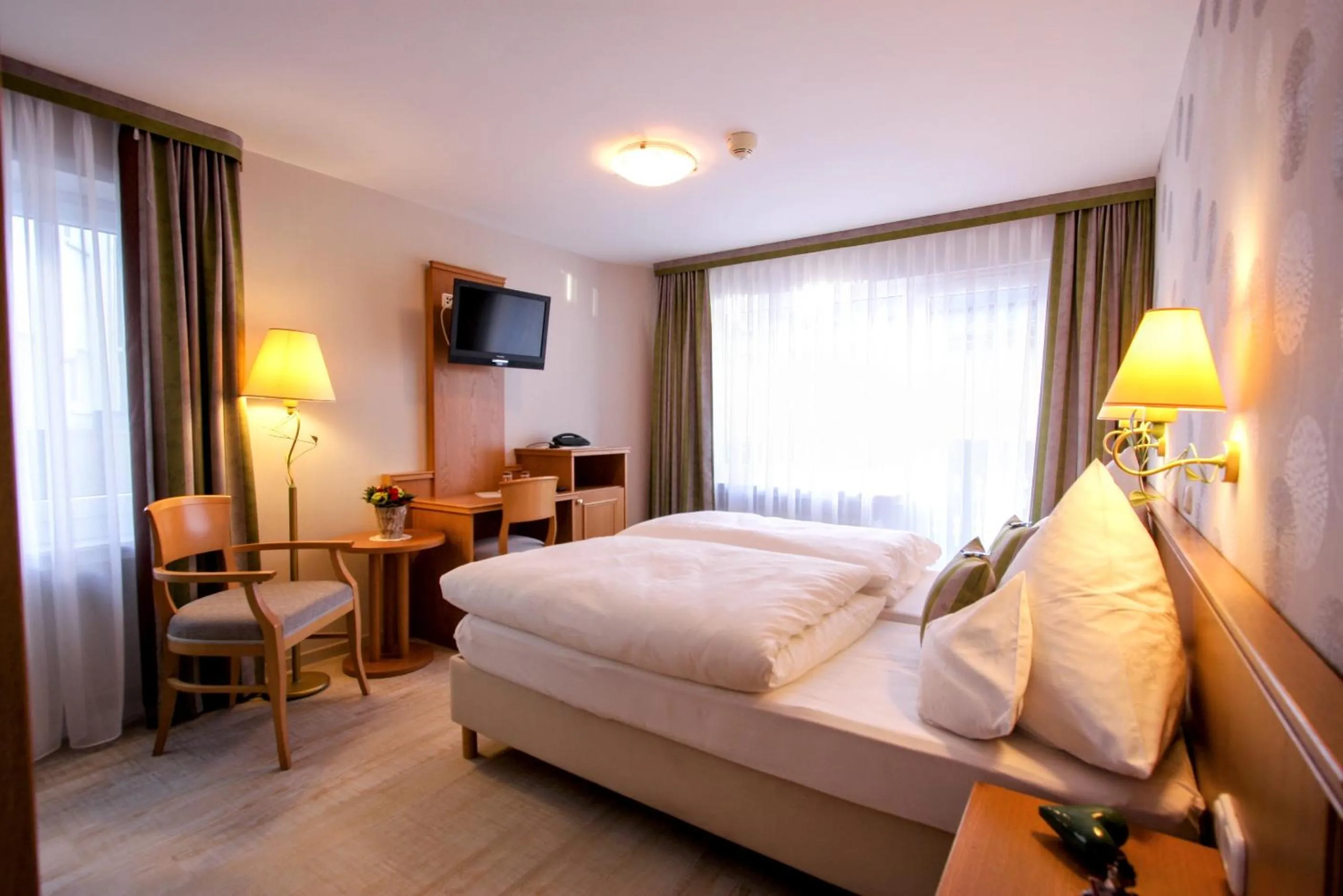 Bed in Eifel Hotel Schneider am Maar