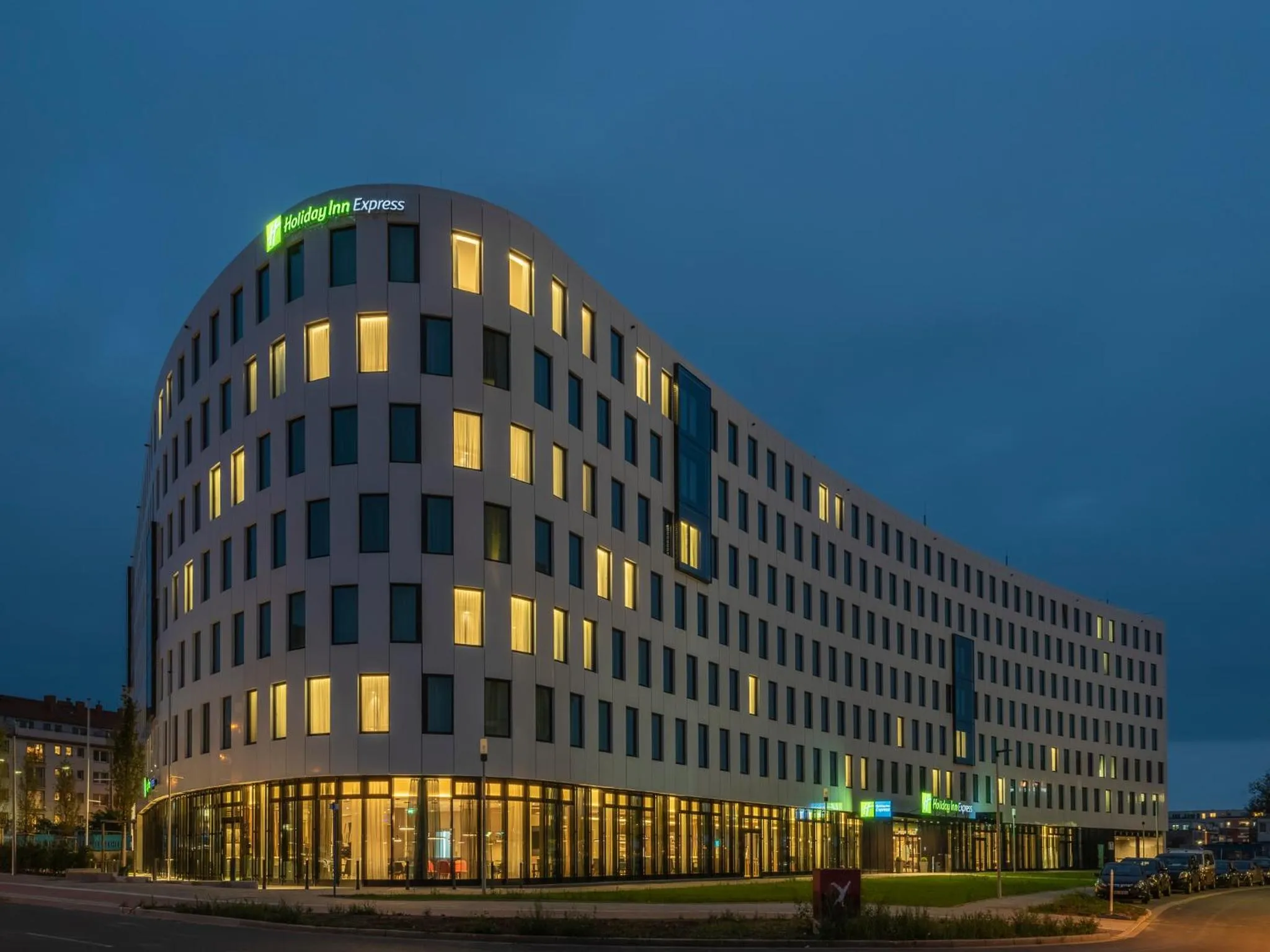 Facade/entrance in Holiday Inn Express Düsseldorf - Hauptbahnhof by IHG