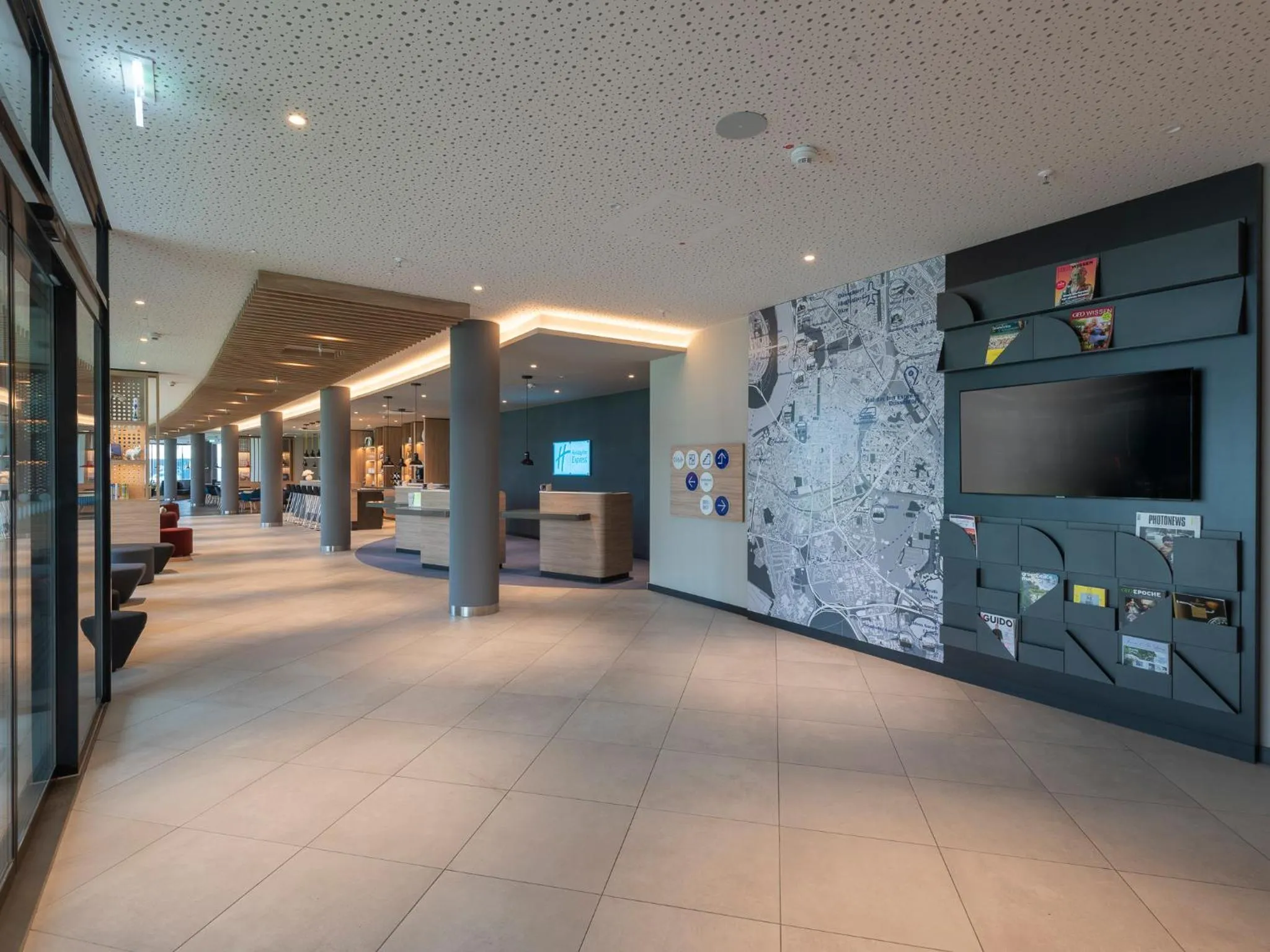 Facade/entrance in Holiday Inn Express Düsseldorf - Hauptbahnhof by IHG