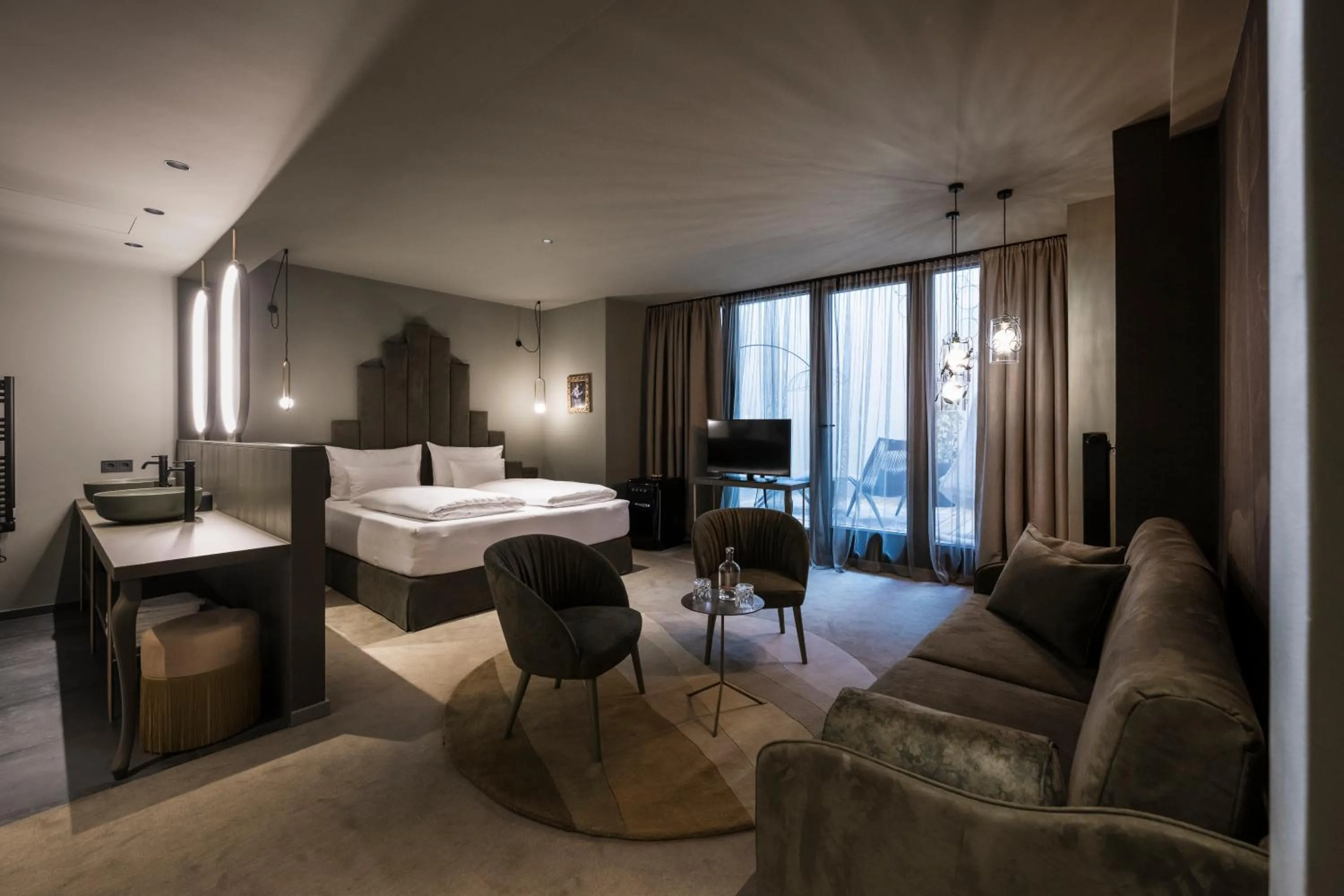 Bathroom, Bed in Altstadthotel Weisses Kreuz