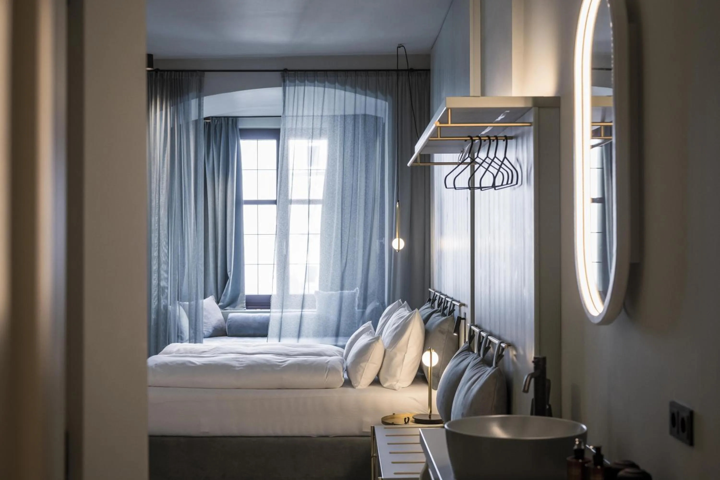 Bathroom, Bed in Altstadthotel Weisses Kreuz