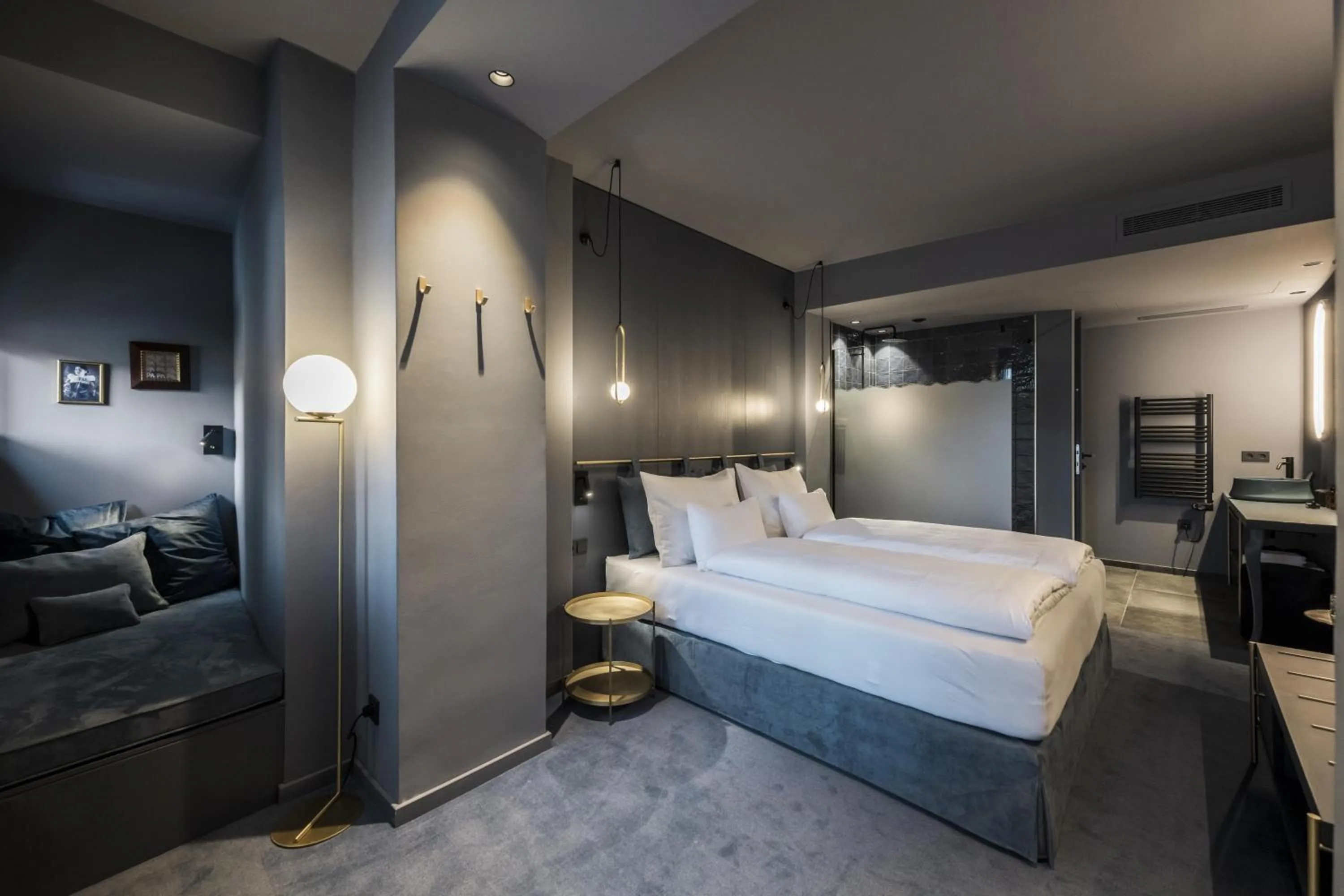 Bathroom, Bed in Altstadthotel Weisses Kreuz