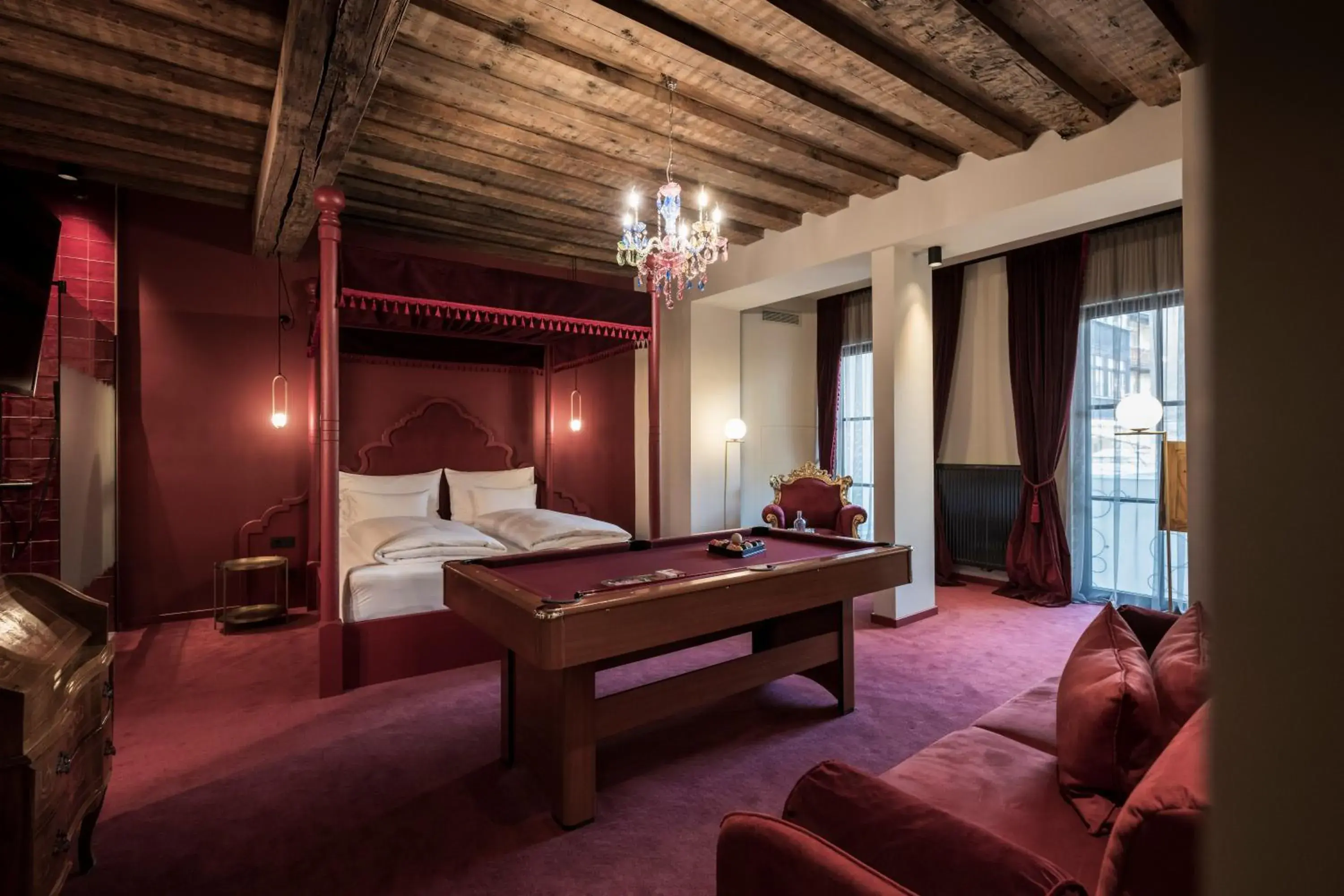 Mozart Suite in Altstadthotel Weisses Kreuz Mozart Suite in Altstadthotel Weisses Kreuz